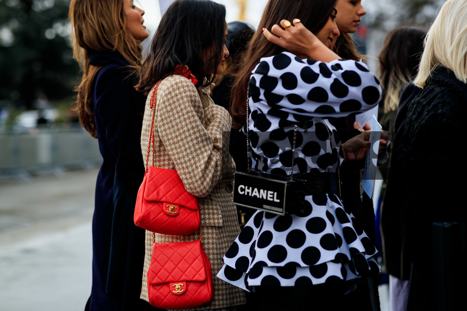 beige jacket, black and white, black bag, black belt, chanel, checked, graphic bag, graphic jacket, graphic shirt, houndstooth pattern, leather bag, plaid, polka dot, printed bag, printed jacket, printed shirt, red bag, tweed jacket, PARIS, PFW, street style, jonathan paciullo, FW, frenchystyle, fashion week, AUTUMN WINTER 2019-2020, AW 19-20, FALL WINTER 2019-2020, FW 19-20, horizontal, atmosphere details, detail