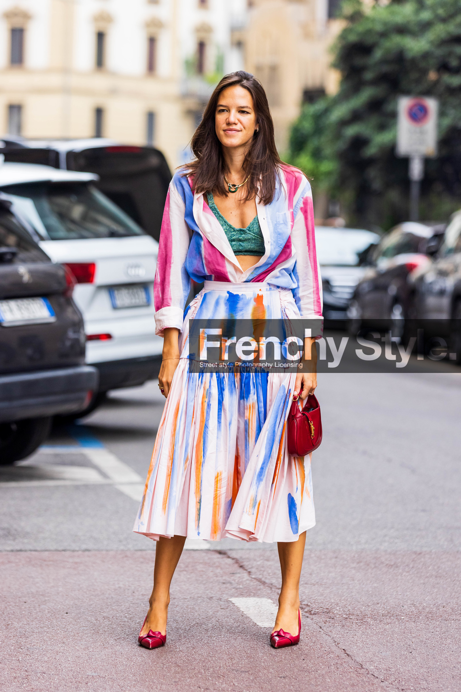 bag, blue shirt, blue skirt, bra, color, colored shirt, colored skirt, Francesca Ragazzi, gold necklace, green bra, knitted bra, necklace, painted shirt, painted skirt, pink shirt, pink skirt, pleated skirt, print, printed shirt, printed skirt, pumps, red bag, gucci bag, shirt, skirt, red pumps, leather pumps, heels, fashion week, frenchystyle, FW, jonathan paciullo, street style, SPRING SUMMER 2022, SS 22, MFW, MILAN, vertical, full length