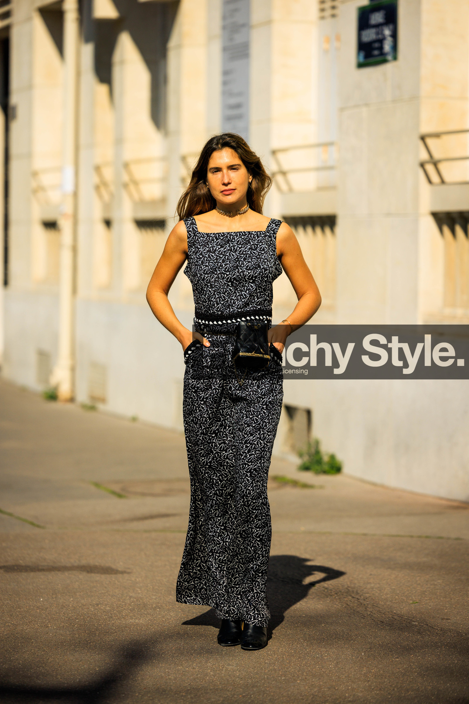 black shoes, long dress, sleeveless dress, navy blue dress, printed dress, chanel belt bag, black belt baf, choker, chanel, belem, belen hostalet, FW 22-23, FALL WINTER 2022_2023, AUTUMN WINTER 2022-2023, fashion week, frenchystyle, FW, jonathan paciullo, street style, PFW, PARIS, full length, vertical