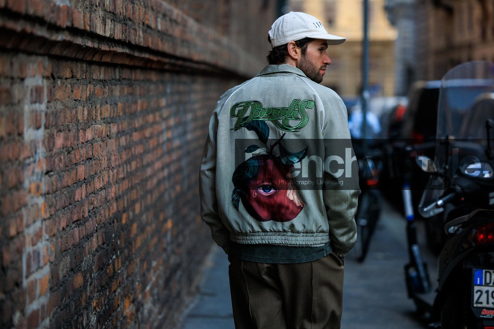 apple print jacket, bomber jacket, white cap, details, back details, JS roques, alice & j.s, street style, jonathan paciullo, FW, frenchystyle, fashion week, MFW, MILAN, FALL WINTER 2022_2023, AUTUMN WINTER 2022-2023, FW 22-23, horizontal, atmosphere details
