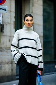 striped jumper, white jumper, black pants, flared pants, blue handbag, mini handbag, golden loops, fashion week, frenchystyle, FW, jonathan paciullo, street style, AUTUMN WINTER 2022-2023, FALL WINTER 2022_2023, FW 22-23, PFW, PARIS, vertical, detail