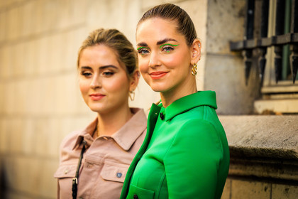 close up, details, green coat, golden earrings, green eyeshadow, sparkling eyes, sisters, fashion week, frenchystyle, FW, jonathan paciullo, street style, PARIS, PFW, SPRING SUMMER 2022, SS 22, atmosphere details, detail, horizontal, chiara ferragni
