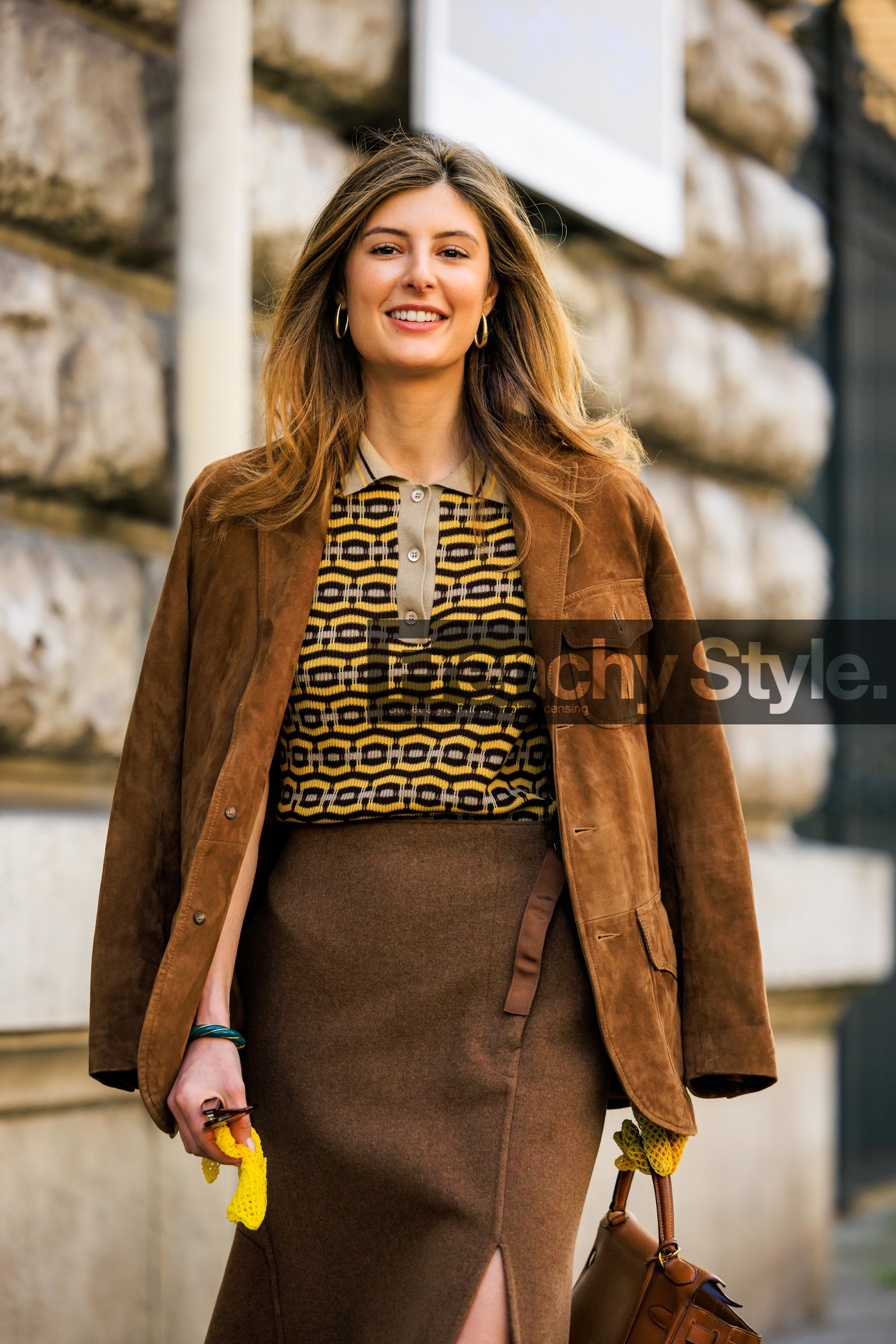 earth tones look, brown blazer, yellow print top, knitted top, brown skirt, midi skirt, birkin bag, kelly bag, close up, details, yellow globes, street style, jonathan paciullo, FW, frenchystyle, fashion week, AUTUMN WINTER 2022-2023, FALL WINTER 2022_2023, FW 22-23, PFW, PARIS, vertical, detail