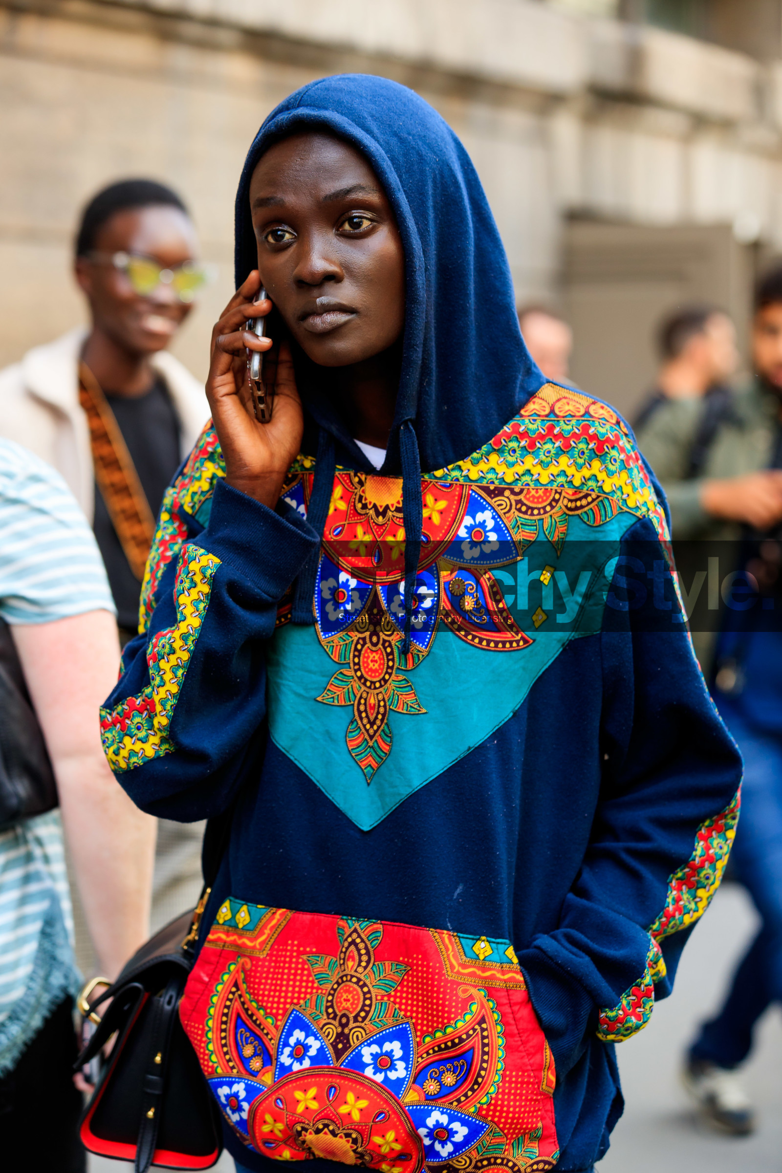 model, black hoodie, cachemere printed hoodie, cachemere printed, sweatshirt, black sweatshirt, multicolor sweatshirt, multicolor hoodie, PARIS, PFW, SPRING SUMMER 2020, SS 20, fashion week, frenchystyle, FW, jonathan paciullo, street style, vertical, atmosphere details, detail