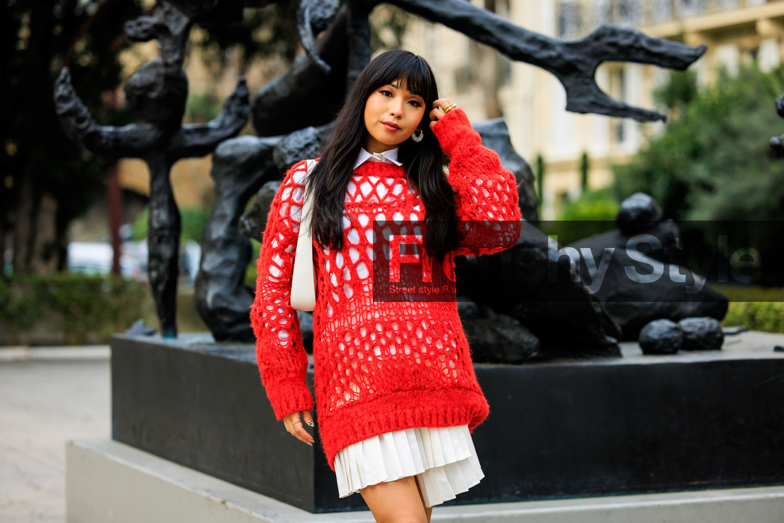 knitted jumper, red jumper, white shirt, pleated skirt, midi skirt, assymetric skirt, cut out jumper, white handbag, fashion week, frenchystyle, FW, jonathan paciullo, street style, AUTUMN WINTER 2022-2023, FALL WINTER 2022_2023, FW 22-23, PFW, PARIS, horizontal, atmosphere details, detail
