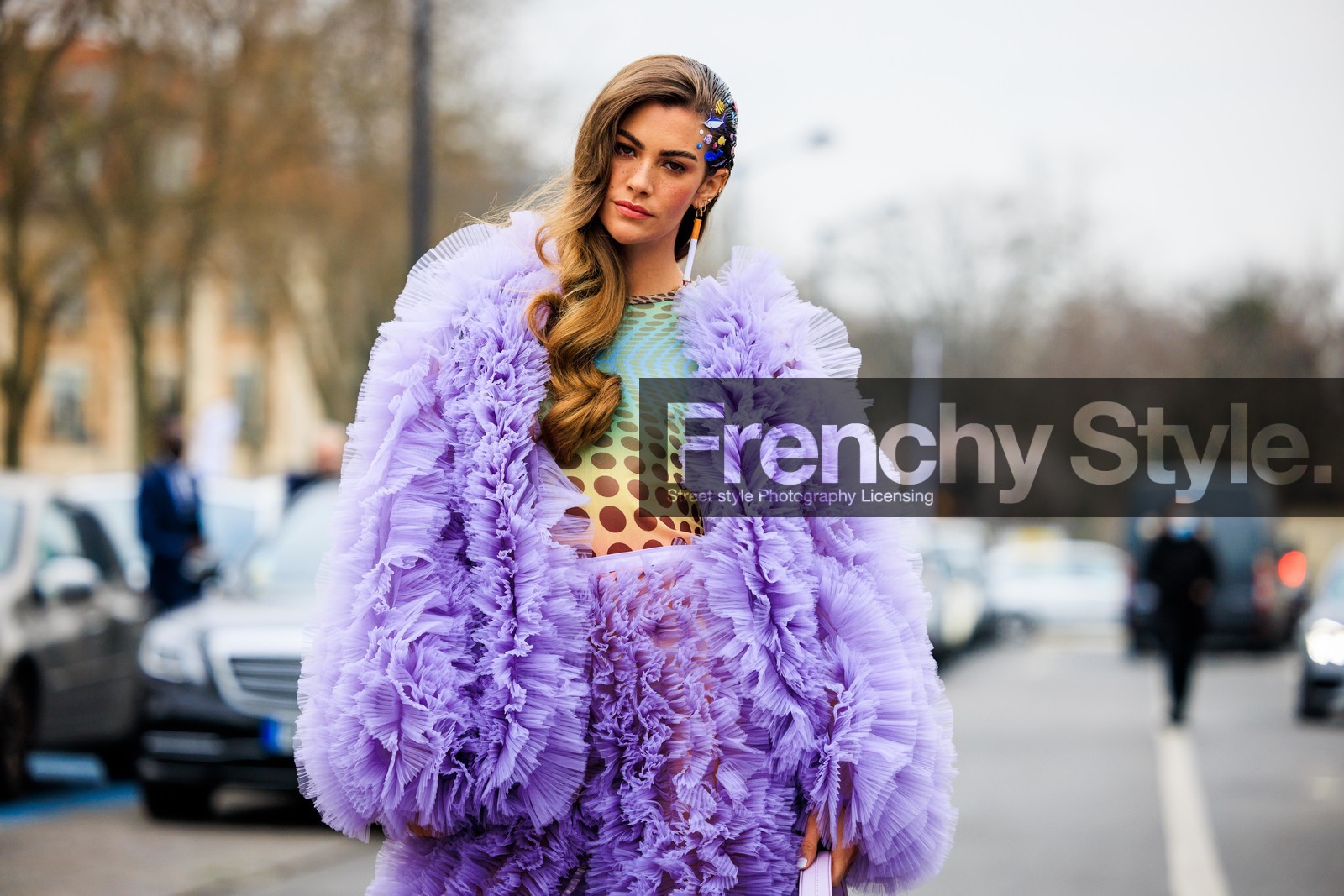 ruffles set, purple pants, purple jacket, coperni bag, purple bag, hair pins, cigar earrings, dots top, multicolor top, blue sneakers, coperni, clara berry, street style, jonathan paciullo, FW, frenchystyle, fashion week, AUTUMN WINTER 2022-2023, FALL WINTER 2022_2023, FW 22-23, PFW, PARIS, horizontal, atmosphere details, detail