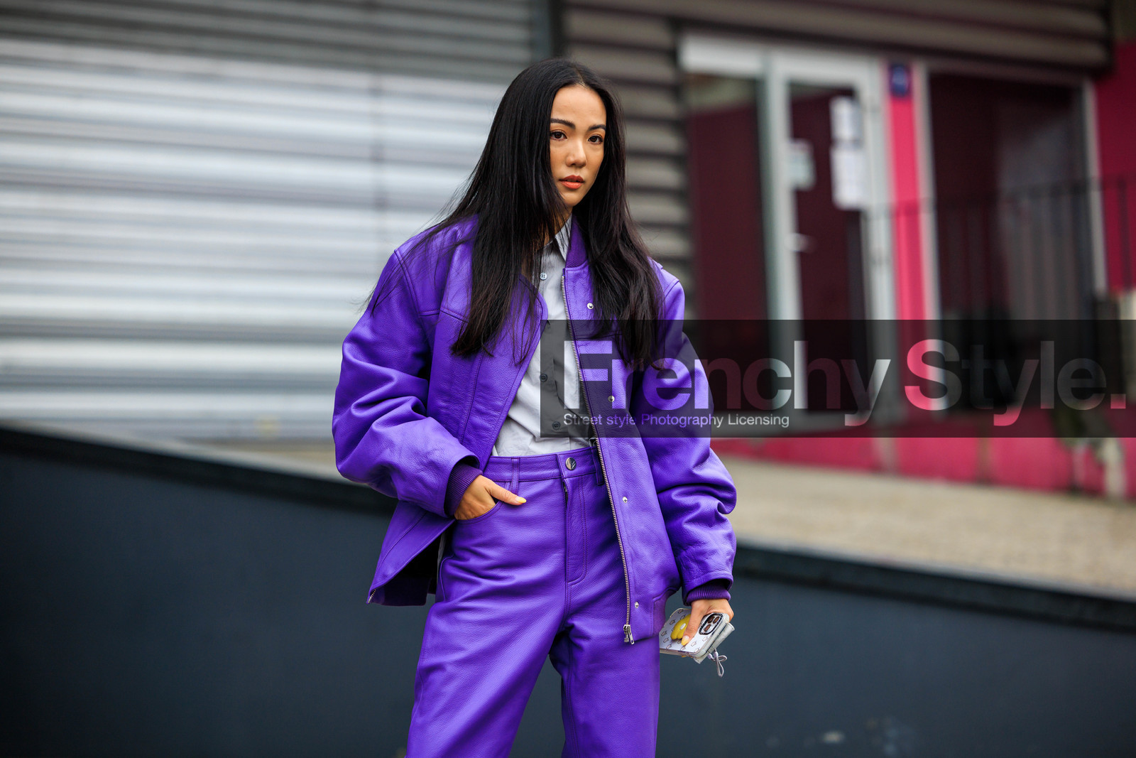 longhair, purple suit, purple total look, leather jacket, leathe rpants, grey shirt, coperni, yoyo cao, street style, jonathan paciullo, FW, frenchystyle, fashion week, AUTUMN WINTER 2022-2023, FALL WINTER 2022_2023, FW 22-23, PFW, PARIS, horizontal, atmosphere details, detail