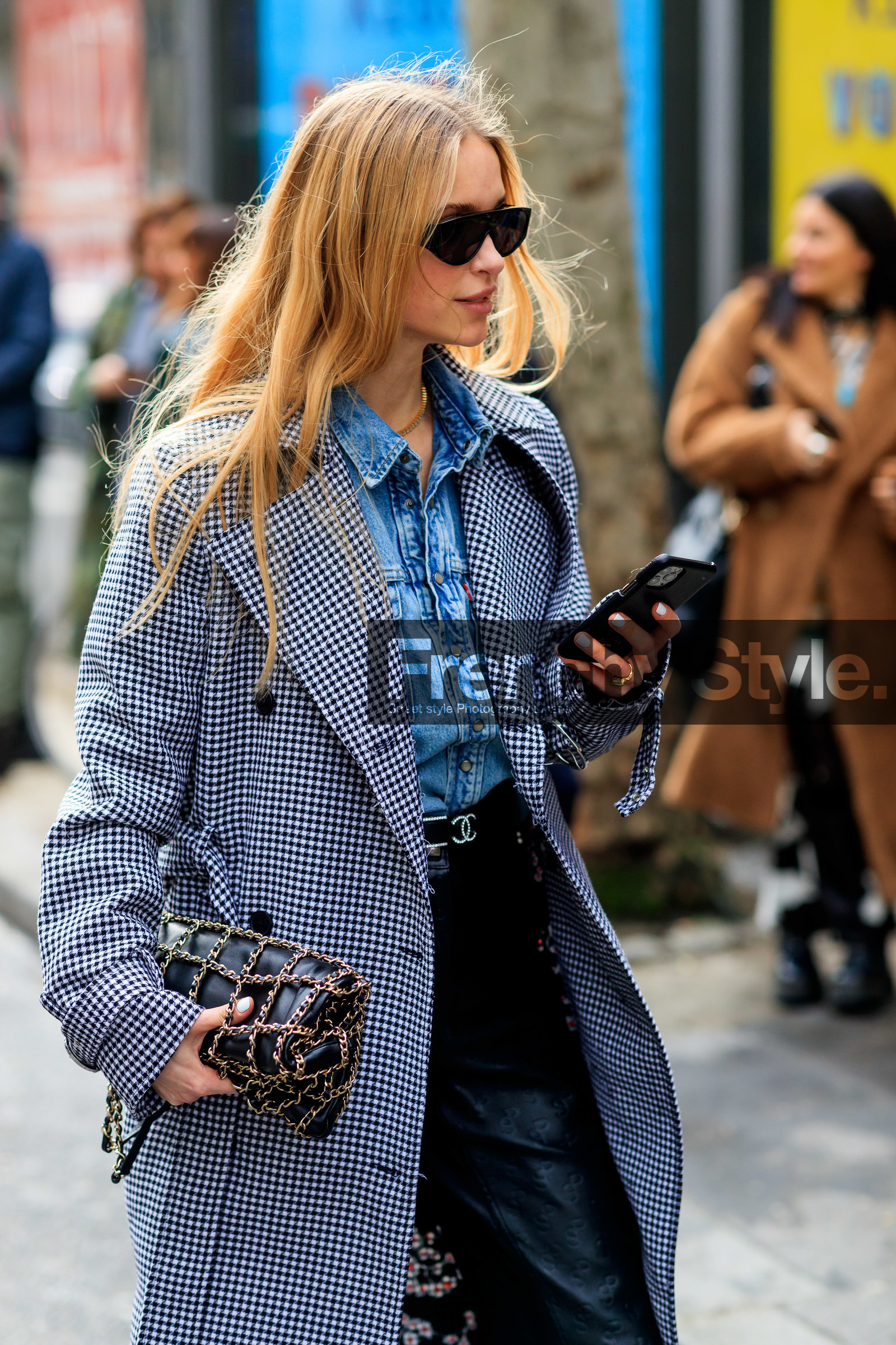 pernille teisbaek, checked coat, black coat, white coat, grey coat, vichy printed coat, denim, denim shirt, levis shirt, black sunglasses, black leather pants, black leather bag, chanel bag, chanel belt, strassed belt, chain details, bottega veneta sunglasses, bicolor coat, diamond necklace, fashion week, frenchystyle, FW, jonathan paciullo, street style, PFW, PARIS, AUTUMN WINTER 2020-2021, FALL WINTER 2020-2021, FW 20-21, vertical, atmosphere details, detail