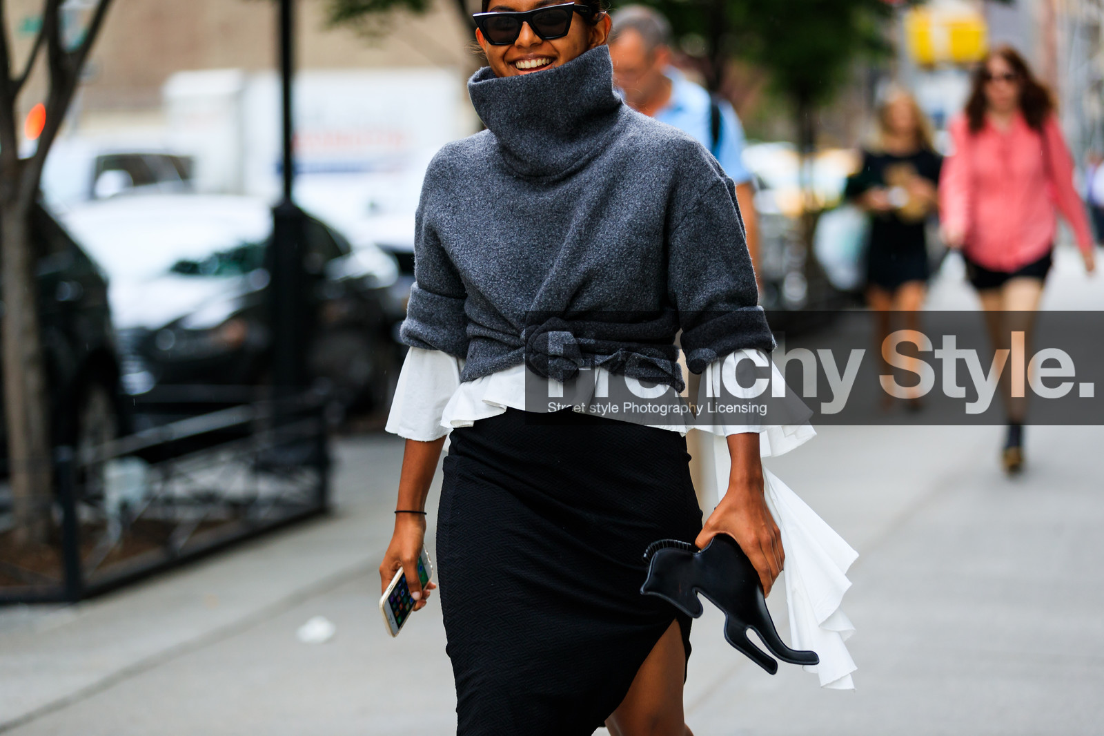 atmosphere details, black bag, black sweater, detail, fashion week, frenchystyle, FW, graphic bag, grey sweater, horizontal, jonathan paciullo, NEW YORK, NYFW, SPRING SUMMER 2018, SS 18, street style, sunglasses, white shirt