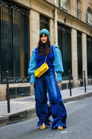 blue beanie, valentino bag, yellow bag, corssbody bag, blue jumper, dual toned jumper, knitwear, jeans, flared jeans, yproject jeans, yellow shoes, yellow slingback, fashion week, frenchystyle, FW, jonathan paciullo, street style, AUTUMN WINTER 2022-2023, FALL WINTER 2022_2023, FW 22-23, PFW, PARIS, vertical, full length