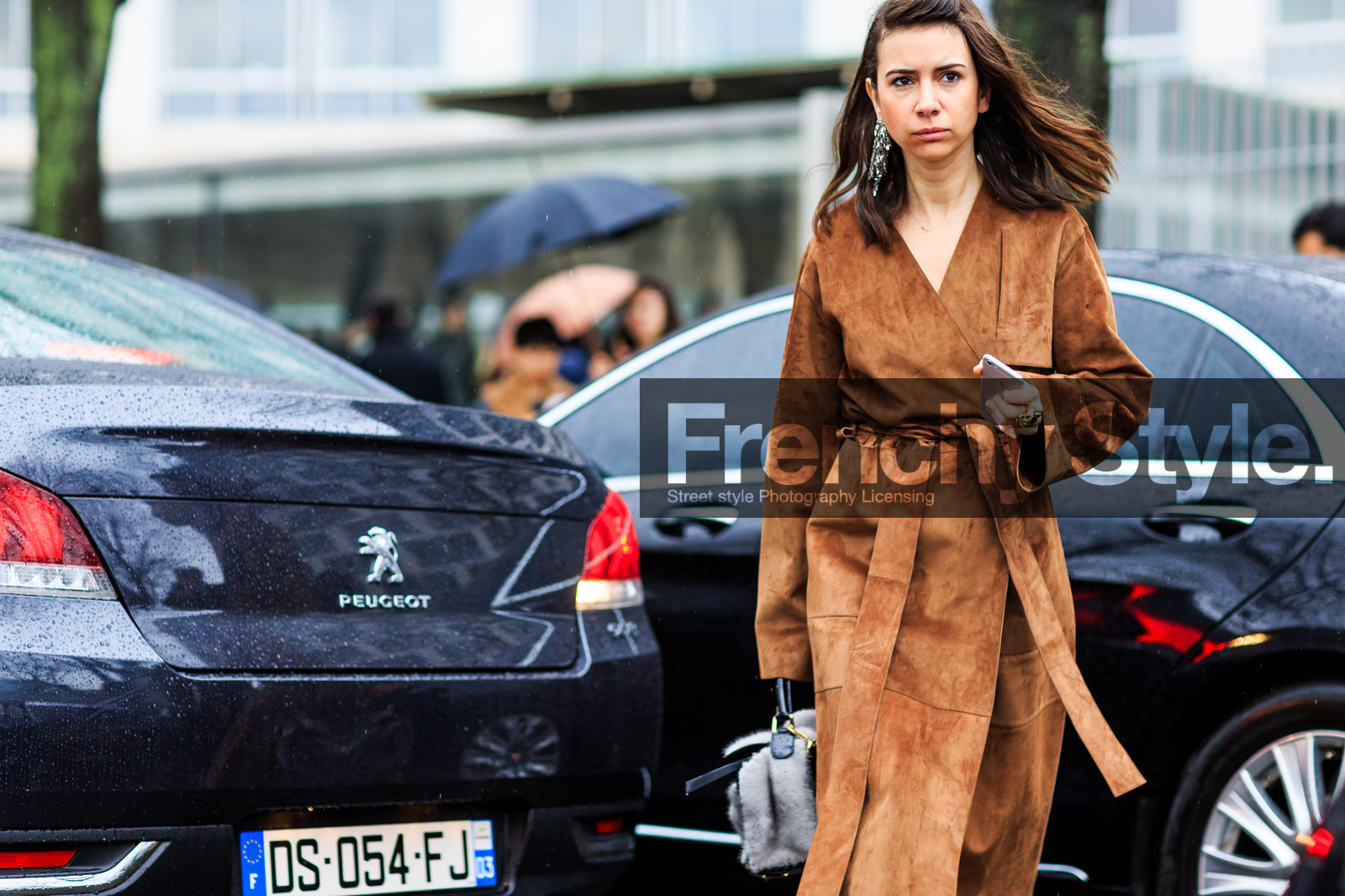 atmosphere details, AUTUMN WINTER 2016-2017, AW 16-17, belted coat, brown coat, cartier, detail, FALL WINTER 2016-2017, fashion week, frenchystyle, fur bag, FW, FW 16-17, grey bag, grey fur, horizontal, jonathan paciullo, leather coat, loewe, natasha goldenberg, overcoat, panther ring, PARIS, PFW, street style, suede coat