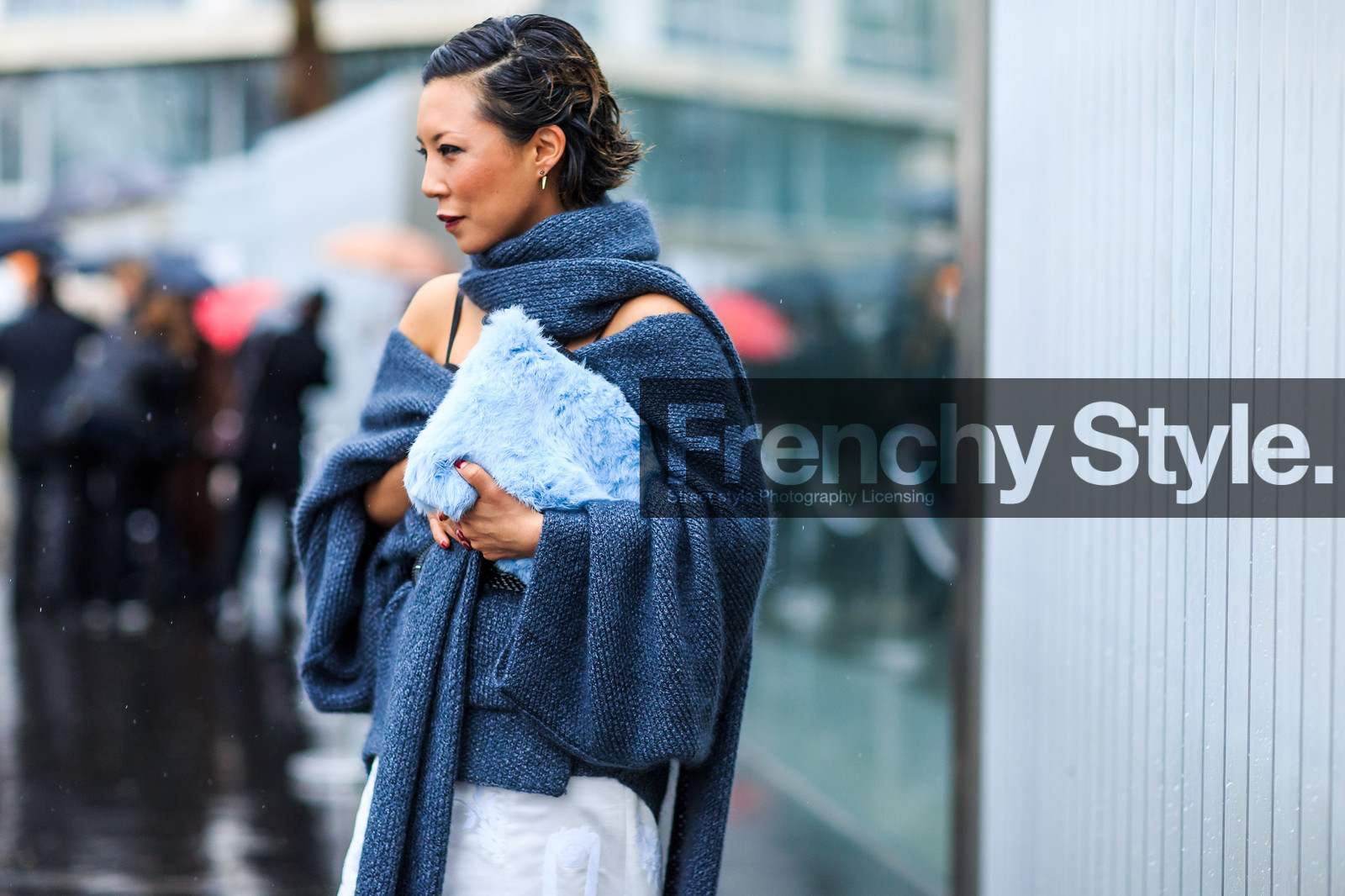 atmosphere details, AUTUMN WINTER 2016-2017, AW 16-17, blue bag, detail, FALL WINTER 2016-2017, fashion week, frenchystyle, fur bag, FW, FW 16-17, grey knit, grey scarf, grey sweater, horizontal, jonathan paciullo, PARIS, PFW, red lips, street style