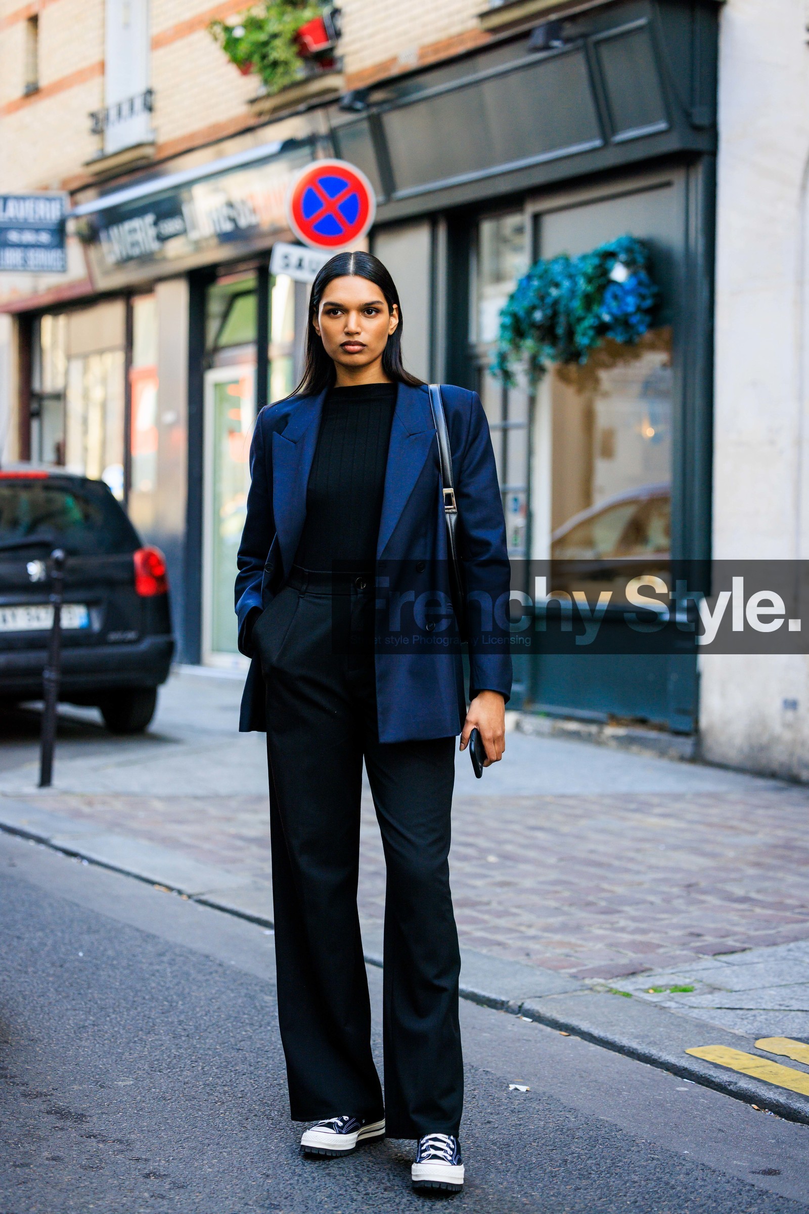 navy blue blazer, black top, knitted top, straight cut pants, blue converse, black handbag, highwaist pants, model, street style, jonathan paciullo, FW, frenchystyle, fashion week, AUTUMN WINTER 2022-2023, FALL WINTER 2022_2023, FW 22-23, PFW, PARIS, full length, vertical