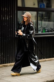 black coat, pattent coat, plaid cap, orange cap, coffee cup, black trousers, sneakers, combat sneakers, street style, jonathan paciullo, FW, frenchystyle, fashion week, AUTUMN WINTER 2022-2023, FALL WINTER 2022_2023, FW 22-23, PFW, PARIS, full length, vertical