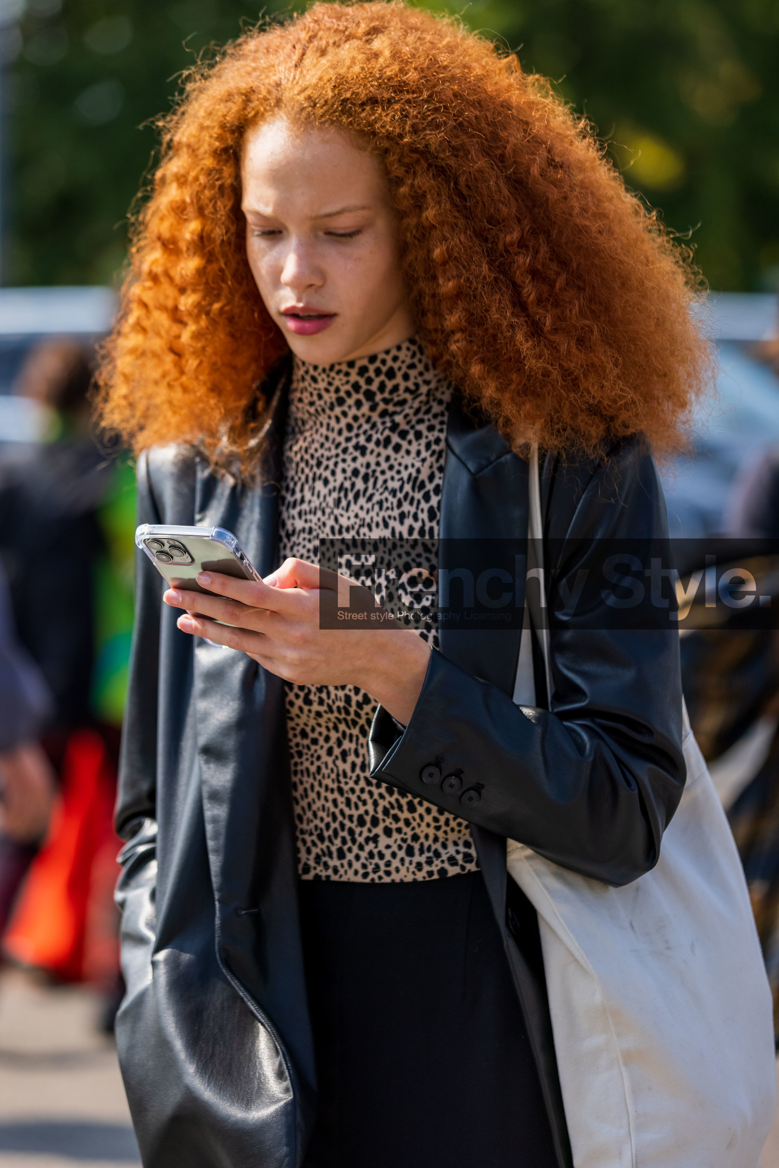 animal prints, black blazer, black pants, coton tote bag, curly hair, leather blazer, leopard print, print, printed top, red hair, smartphone, tote bag, turtleneck, fashion week, frenchystyle, FW, jonathan paciullo, street style, MFW, MILAN, SPRING SUMMER 2022, SS 22, vertical, atmosphere details, detail