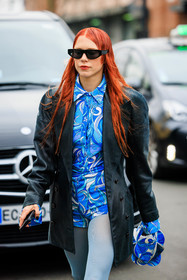 ginger hair, longhair, coperni, coperni, shirt, coperni shorts, printed shirt, printed short, blue short, blue shirt, black blazer, leatehr blazer black sunglasses, blue stockings, coperni bag, blue bag, street style, jonathan paciullo, FW, frenchystyle, fashion week, AUTUMN WINTER 2022-2023, FALL WINTER 2022_2023, FW 22-23, PFW, PARIS, vertical, detail