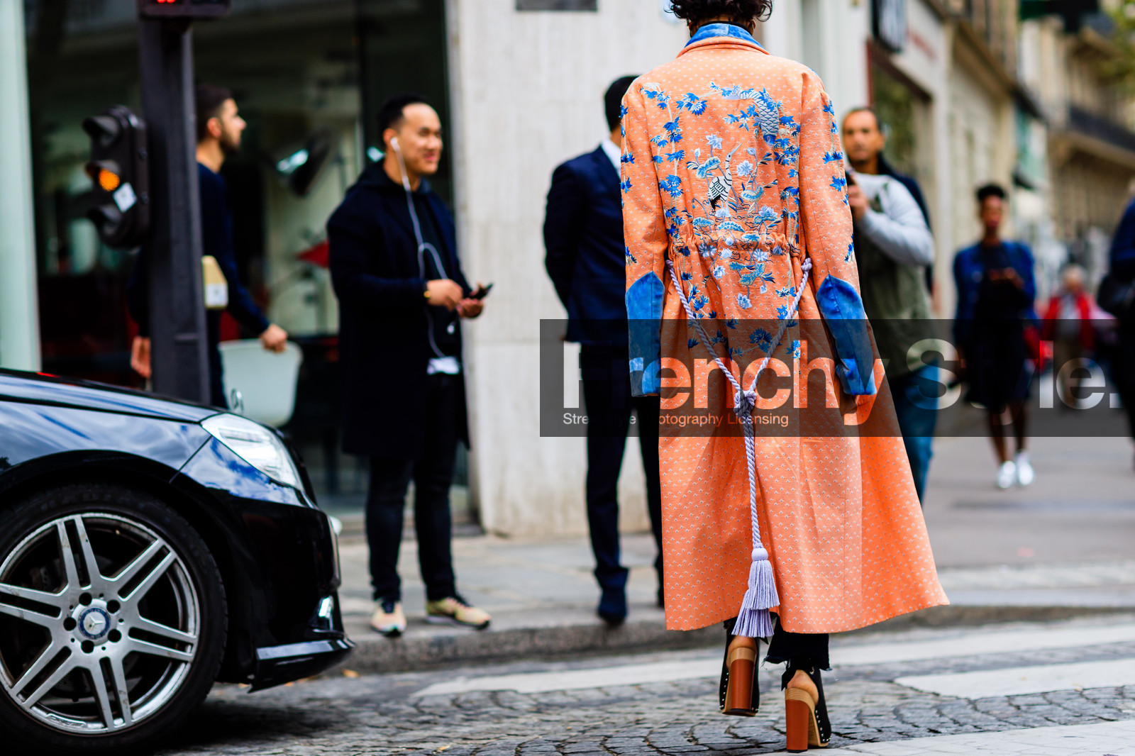 atmosphere details, back detail, black shoes, clogs, denim pants, detail, fashion week, frenchystyle, FW, high heels, horizontal, japanese print, jeans, jonathan paciullo, leather shoes, orange jacket, PARIS, PFW, printed jacket, robe, SPRING SUMMER 2017, SS 17, street style, trousers, velvet, yasmin sewell
