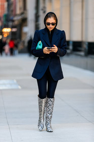 jenny walton, black jacket, black legging, black hoodie, black cardigan, zipped cardigan, tight pants, high boots, light beige leather boots, animal skin boots, green clutch, pleated clutch, fashion week, frenchystyle, FW, jonathan paciullo, street style, FALL WINTER 2020-2021, AUTUMN WINTER 2020-2021, FW 20-21, vertical, full length, NYFW, NEW YORK