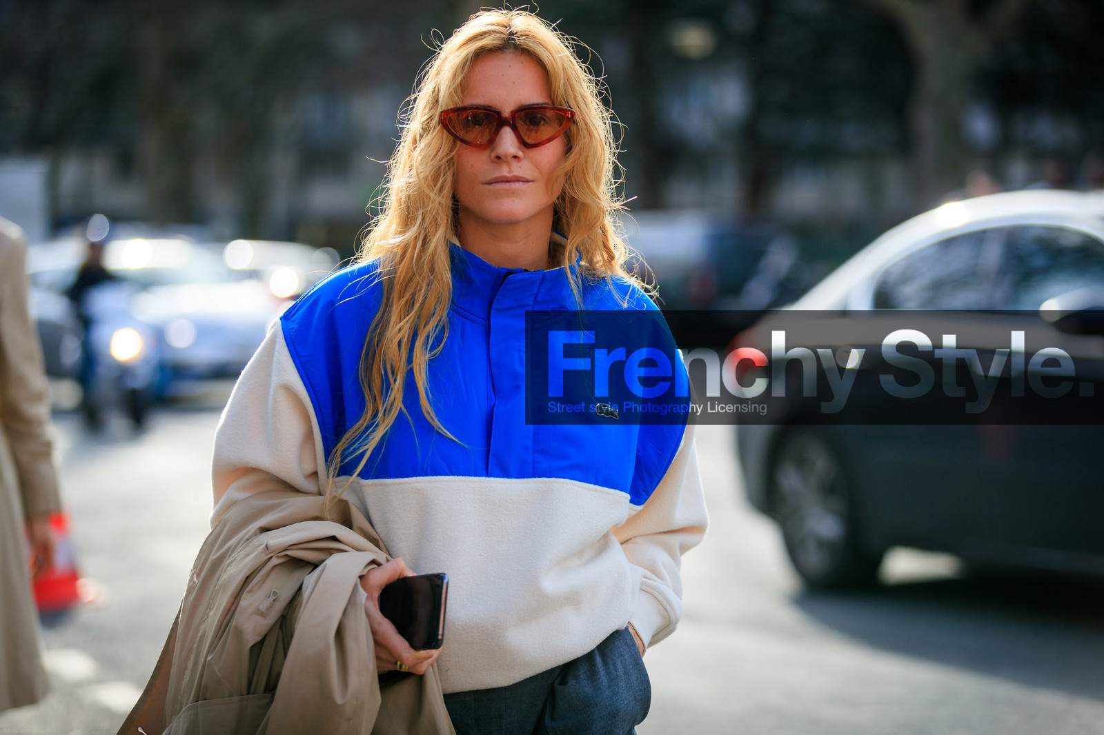 blanca miro scrimieri, blue sweatshirt, white sweatshirt, bicolor sweatshirt, high collar sweatshirt, grey pants, red sunglasses, futurist shape sunglasses, lacoste sweatshirt, fashion week, frenchystyle, FW, jonathan paciullo, street style, PFW, PARIS, horizontal, atmosphere details, detail