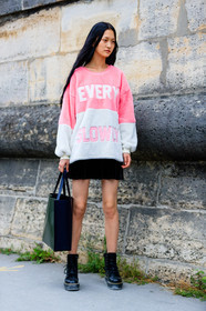black bag, black boots, black skirt, fashion week, frenchystyle, full length, FW, jonathan paciullo, leather bag, leather shoes, model, PARIS, PFW, pink sweater, printed sweater, SPRING SUMMER 2017, SS 17, street style, tote bag, vertical