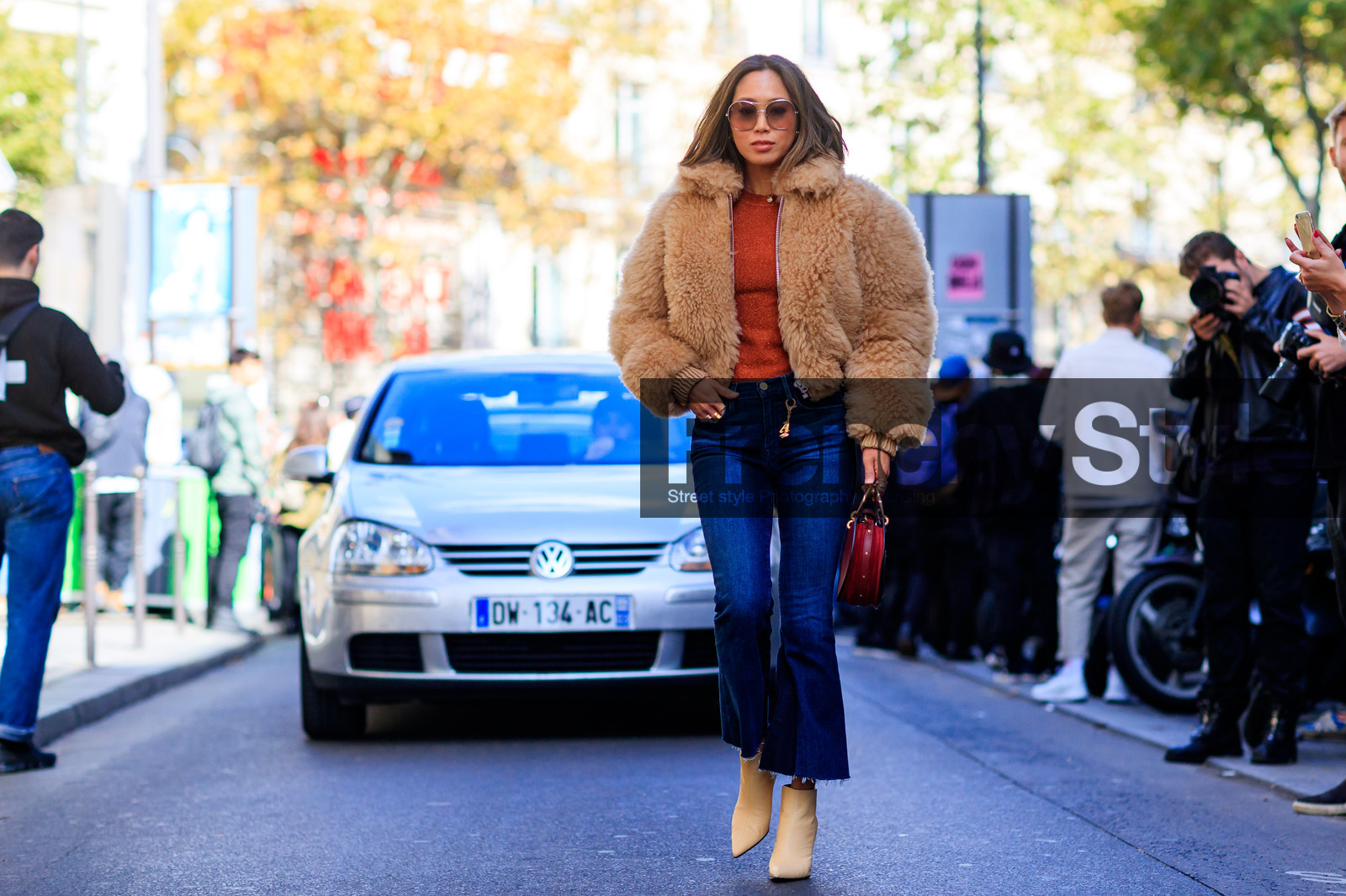 atmosphere details, beige boots, beige fur, beige jacket, blue denim, bordeaux, burgundy, chloé, denim pants, fashion week, frenchystyle, full length, fur jacket, FW, high heels, horizontal, jeans, jonathan paciullo, leather bag, leather shoes, PARIS, PFW, red bag, SPRING SUMMER 2018, SS 18, street style, sunglasses, trousers, aimee song