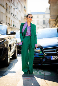 green suit, purple shirt, satin shirt, dandy look, valentino, silver loops, purple sunglasses, yoyo cao, street style, jonathan paciullo, FW, frenchystyle, fashion week, AUTUMN WINTER 2022-2023, FALL WINTER 2022_2023, FW 22-23, PARIS, PFW, full length, vertical