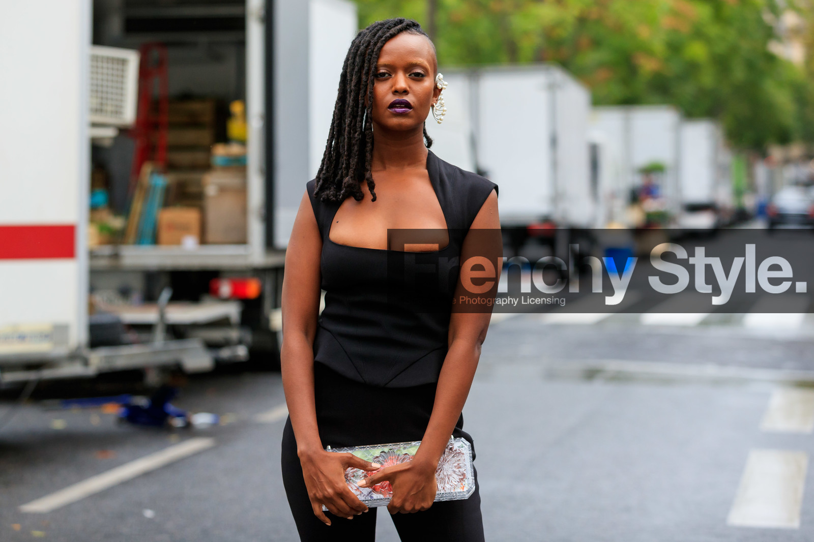 earring cuff, pearl earrings, black top, black pants, sleeveless top, openwork top, low necked top, sheer bag, sheer clutch, corset top, fashion week, frenchystyle, FW, jonathan paciullo, street style, SPRING SUMMER 2020, SS 20, PFW, PARIS, horizontal, atmosphere details, detail