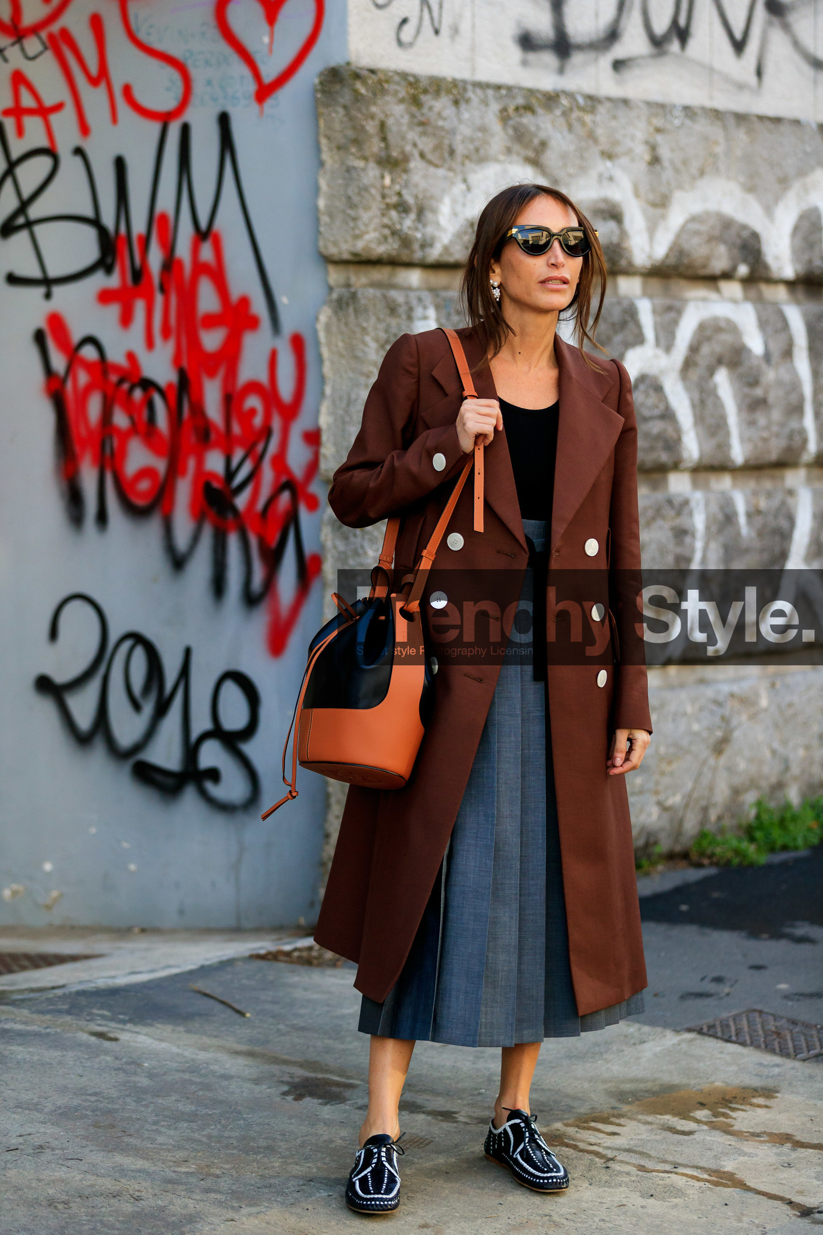 chloe loulou de saison, brown jacket, long jacket, grey skirt, long skirt, pleated skirt, plaited shoes, flat shoes, black leather derbie, white leather derbies, bicolor derbies, black leather bag, camel leather bag, bicolor bag, shoulder bag, bucket bag, loewe bag, bottega veneta sunglasses, pearl earrings, butterfly sunglasses, black sunglasses, fashion week, frenchystyle, FW, jonathan paciullo, street style, MFW, MILAN, AUTUMN WINTER 2020-2021, FALL WINTER 2020-2021, FW 20-21, vertical, full length