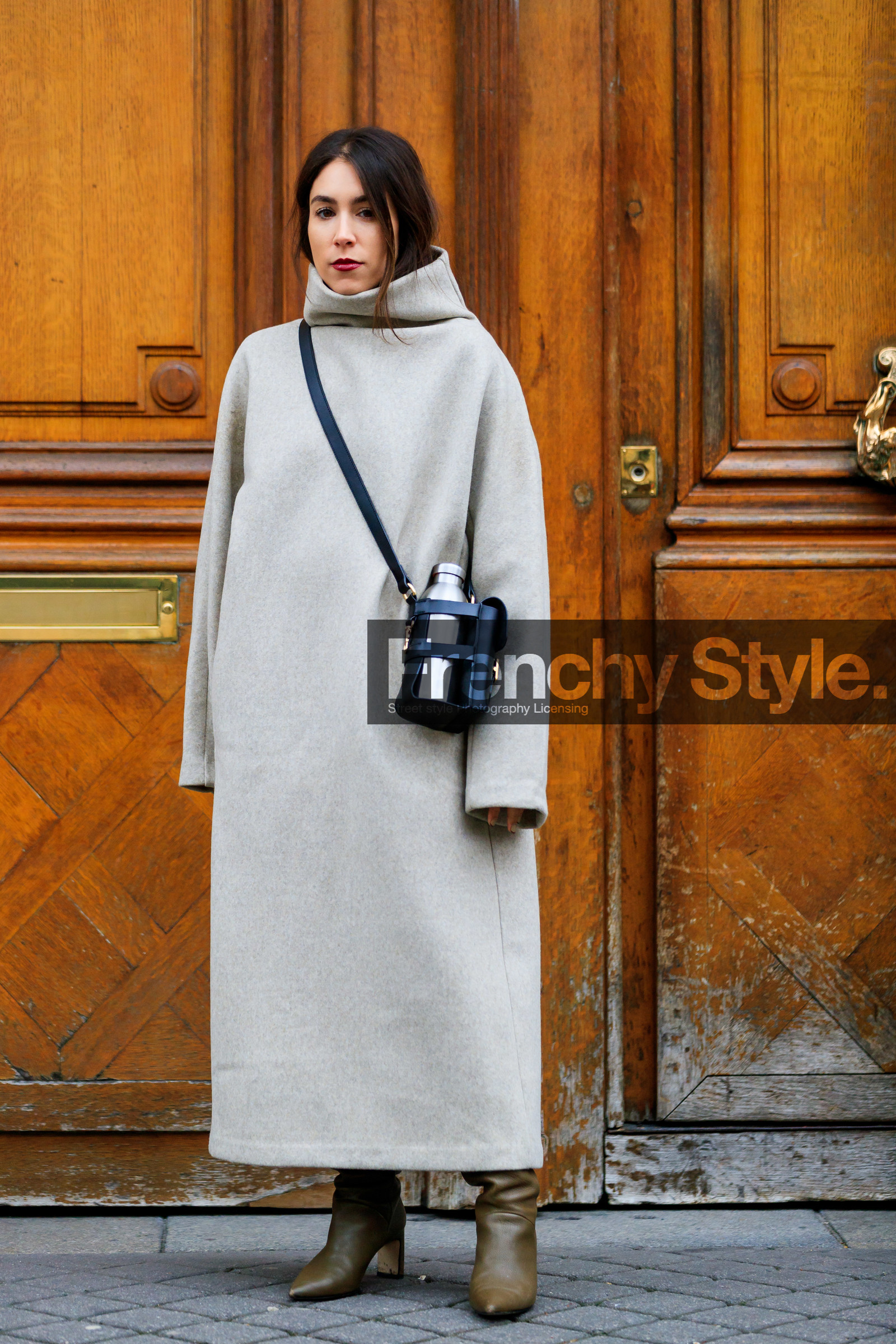 lauren caruso, light beige dress, high collar dress, crossbody bag, black leather bag, metalic bag, bottega veneta bag, long dress, long sleeves dress, kaki leather boots, fashion week, frenchystyle, FW, jonathan paciullo, street style, PFW, PARIS, vertical, full length