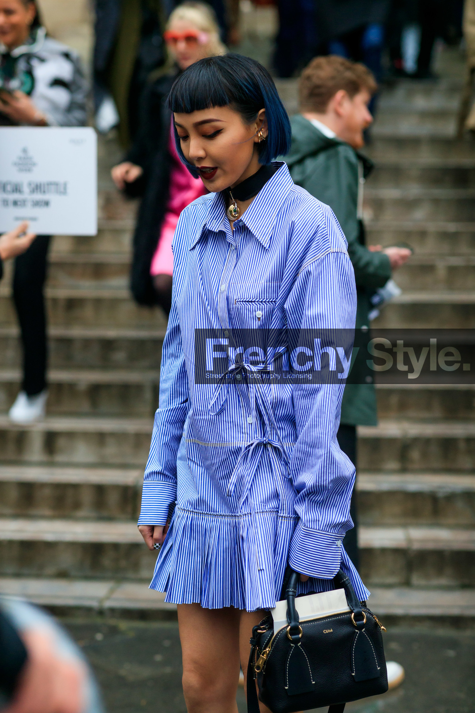 kiwi lee, blue dress, blue shirt, white dress, white shirt, long sleeves dress, long shirt, pleated dress, ruffle dress, dress shirt, button dress, asymetrical dress, asymetrical shirt, mini dress, striped dress, striped shirt, knoted dress, black leather bag, black leather chocker, golden chocker, hand bag, chloe bag, fashion week, frenchystyle, FW, jonathan paciullo, street style, PFW, PARIS, AUTUMN WINTER 2020-2021, FALL WINTER 2020-2021, FW 20-21, vertical, atmosphere details, detail
