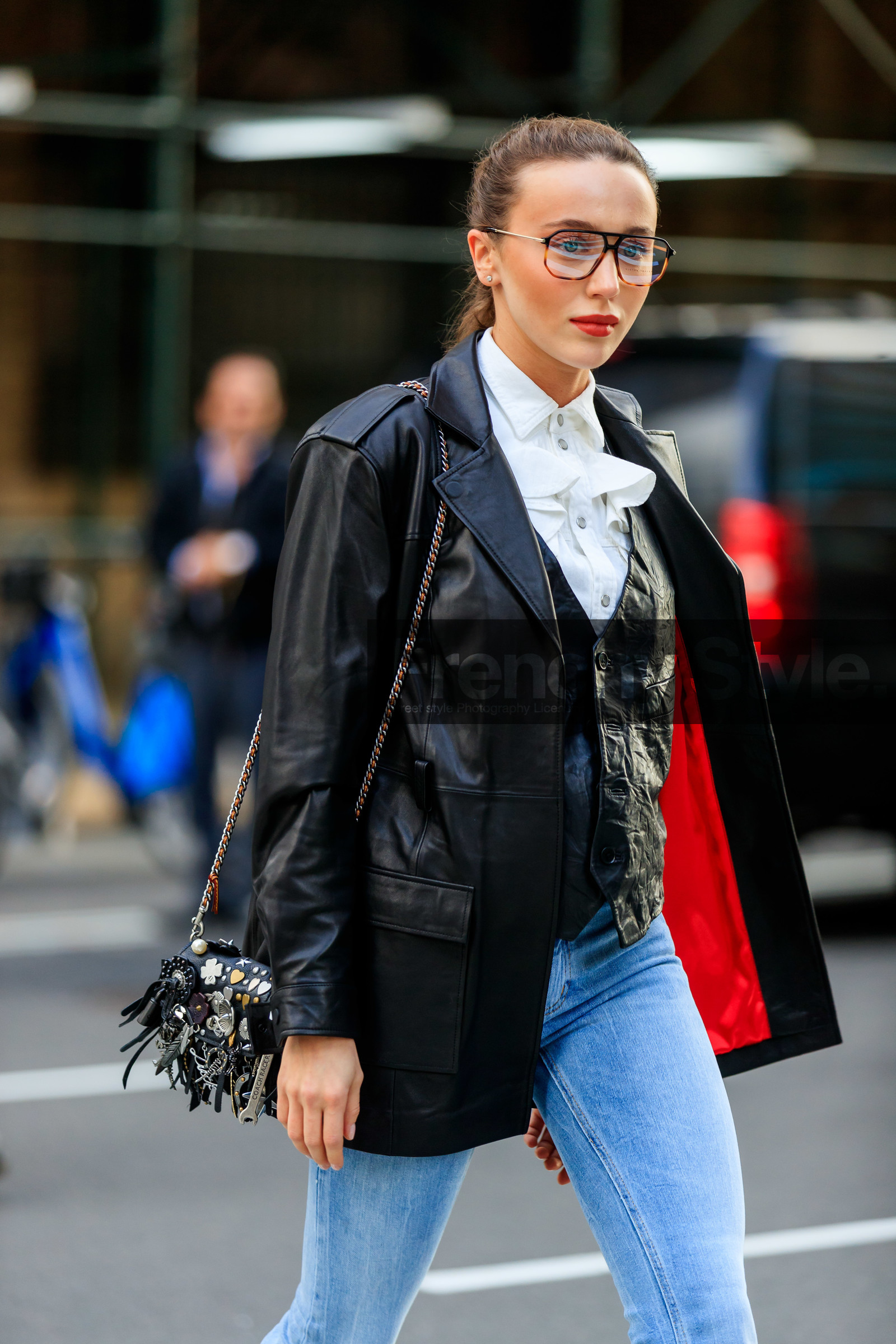 mary leest, black leather jacket, white shirt, ruffle shirt, sleeveless jacket, light blue jeans, black leather bag, shoulder bag, embroidered bag, scale sunglasses, big glasses, fashion week, frenchystyle, FW, jonathan paciullo, street style, NYFW, NEW YORK, AUTUMN WINTER 2020-2021, FALL WINTER 2020-2021, FW 20-21, vertical, detail, atmosphere details