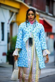 flower print coat, sky blue coat, printed coat, yellow glasses, pink turtleneck, printed dress, flower dress, pastel color dress, pearl bag, multiprint look, phone bag, street style, jonathan paciullo, FW, frenchystyle, fashion week, AUTUMN WINTER 2022-2023, FALL WINTER 2022_2023, FW 22-23, PFW, PARIS, vertical, detail