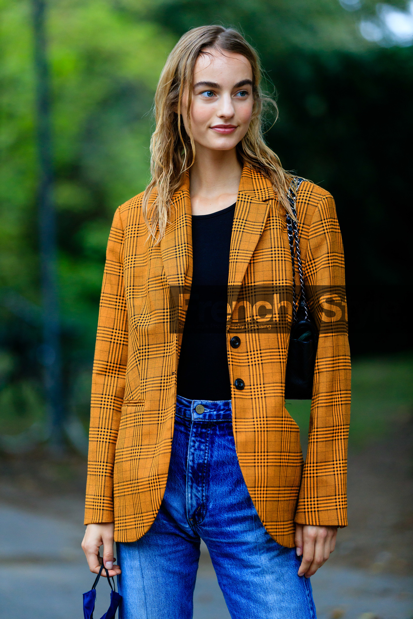 orange jacket, checked jacket, blue jeans, used jeans, Maartje Verhoef, street style, jonathan paciullo, FW, frenchystyle, fashion week, MFW, MILAN, SPRING SUMMER 2021, SS 21, vertical, detail, model