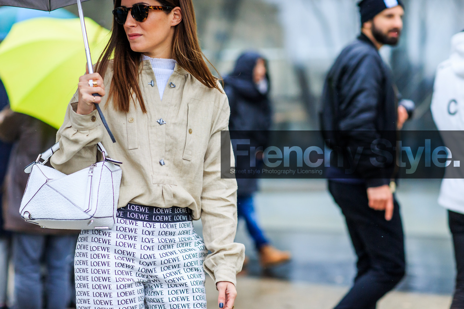 atmosphere details, AUTUMN WINTER 2016-2017, AW 16-17, beige shirt, beige top, detail, FALL WINTER 2016-2017, fashion week, frenchystyle, FW, FW 16-17, gala gonzalez, graphic bag, graphic pants, horizontal, jonathan paciullo, leather bag, loewe, PARIS, PFW, printed pants, street style, sunglasses, trousers, umbrella, white bag, white pants