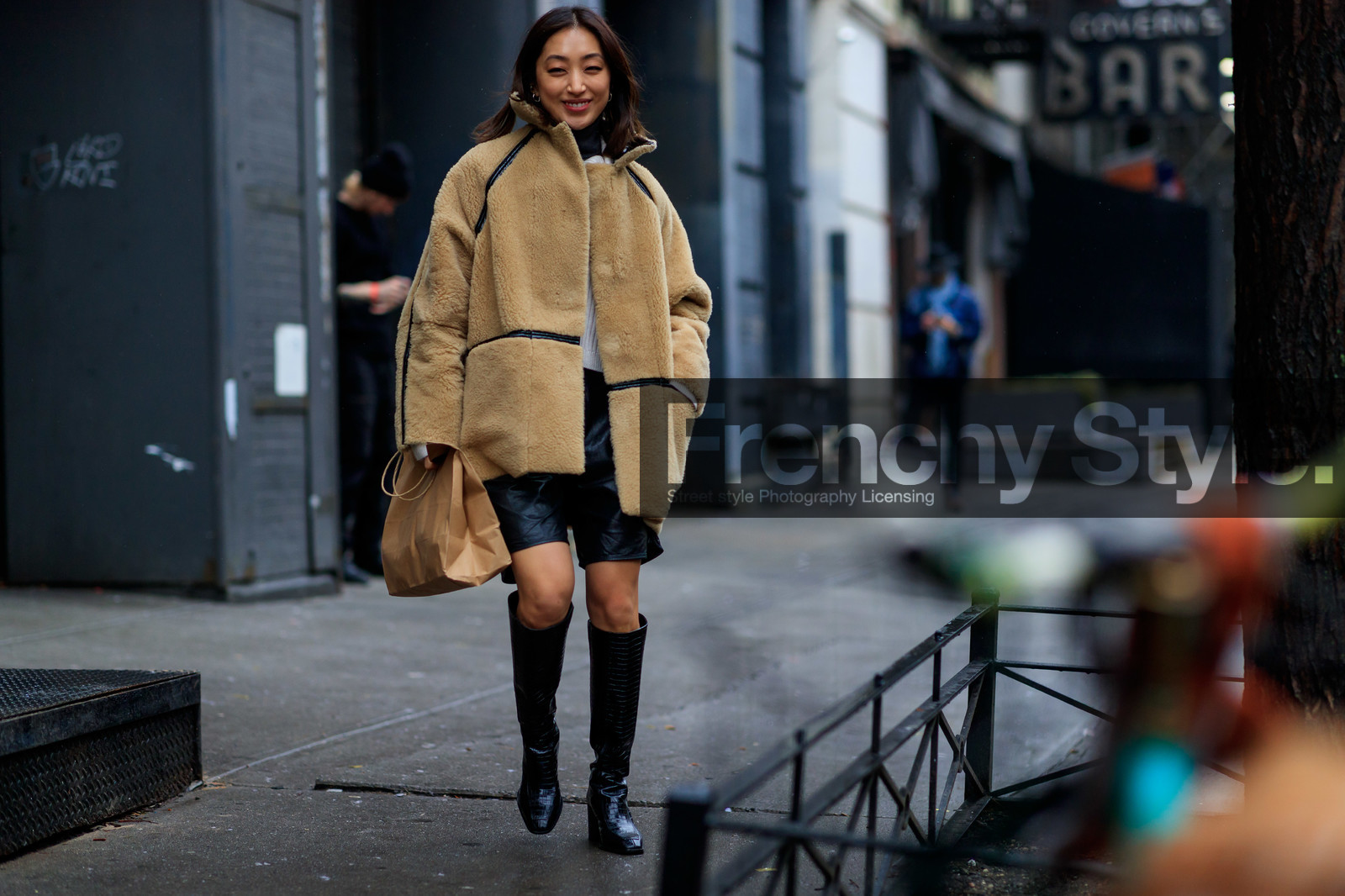 beige coat, fur coat, black leather bermuda shorts, black leather shorts, black leather boots, animal skin boots, high boots, fashion week, frenchystyle, FW, jonathan paciullo, street style, NYFW, NEW YORK, AUTUMN WINTER 2020-2021, FALL WINTER 2020-2021, FW 20-21, horizontal, atmosphere details, full length
