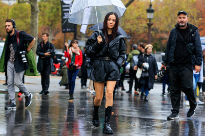 yoyo cao, black leather jumpsuit, short jumpsuit, zipped jumpsuit, long sleeves jumpsuit, belted jumpsuit, black leather boots, laced boots, flat boots, big sole boots, prada boots, chanel belt, chanel jumpsuit, quilted belt, PARIS, PFW, SPRING SUMMER 2020, SS 20, fashion week, frenchystyle, FW, jonathan paciullo, street style, horizontal, atmosphere details, full length