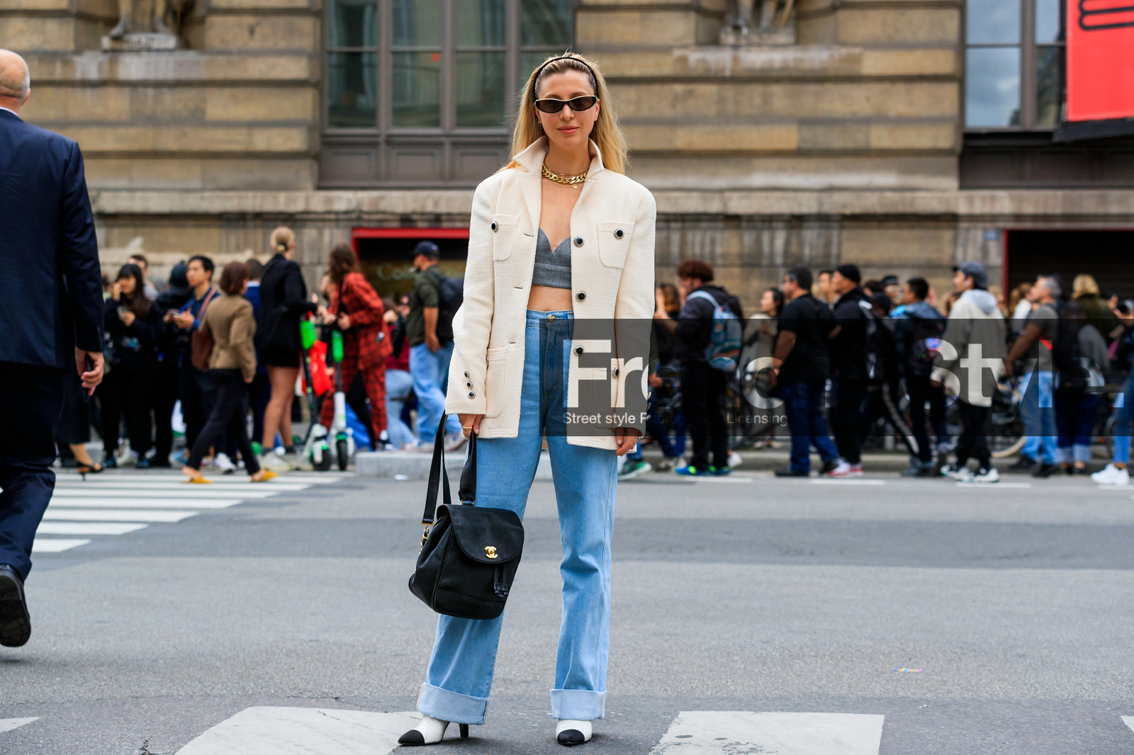 amanda alagem, chanel bag, chanel jacket, chanel shoes, tweed jacket, white jacket, grey top, cropped top, futurist shape sunglasses, black leather bag, black headband, light blue jeans, flare jeans, white leather boots, bicolor boots, backpack, PARIS, PFW, SPRING SUMMER 2020, SS 20, fashion week, frenchystyle, FW, jonathan paciullo, street style, horizontal, atmosphere details, full length