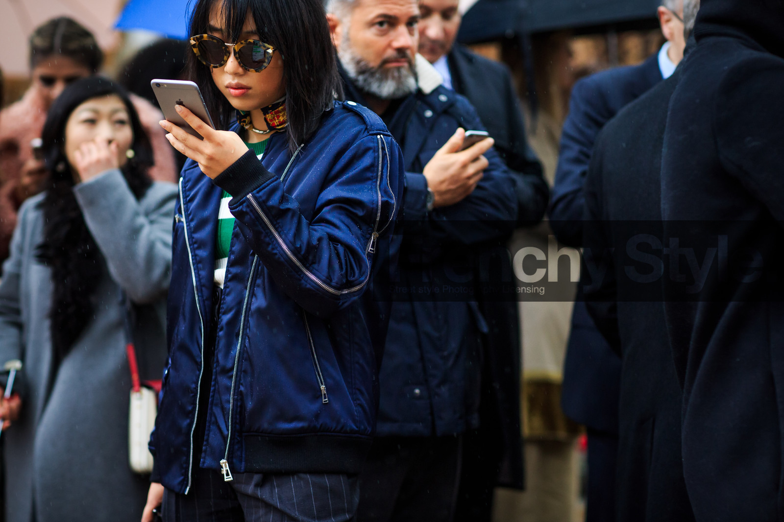 atmosphere details, AUTUMN WINTER 2016-2017, AW 16-17, detail, fashion week, frenchystyle, FW, FW 16-17, group of people, horizontal, iphone, jonathan paciullo, margaret, navy, NEW YORK, NYFW, street style, sunglasses, woman, zhang