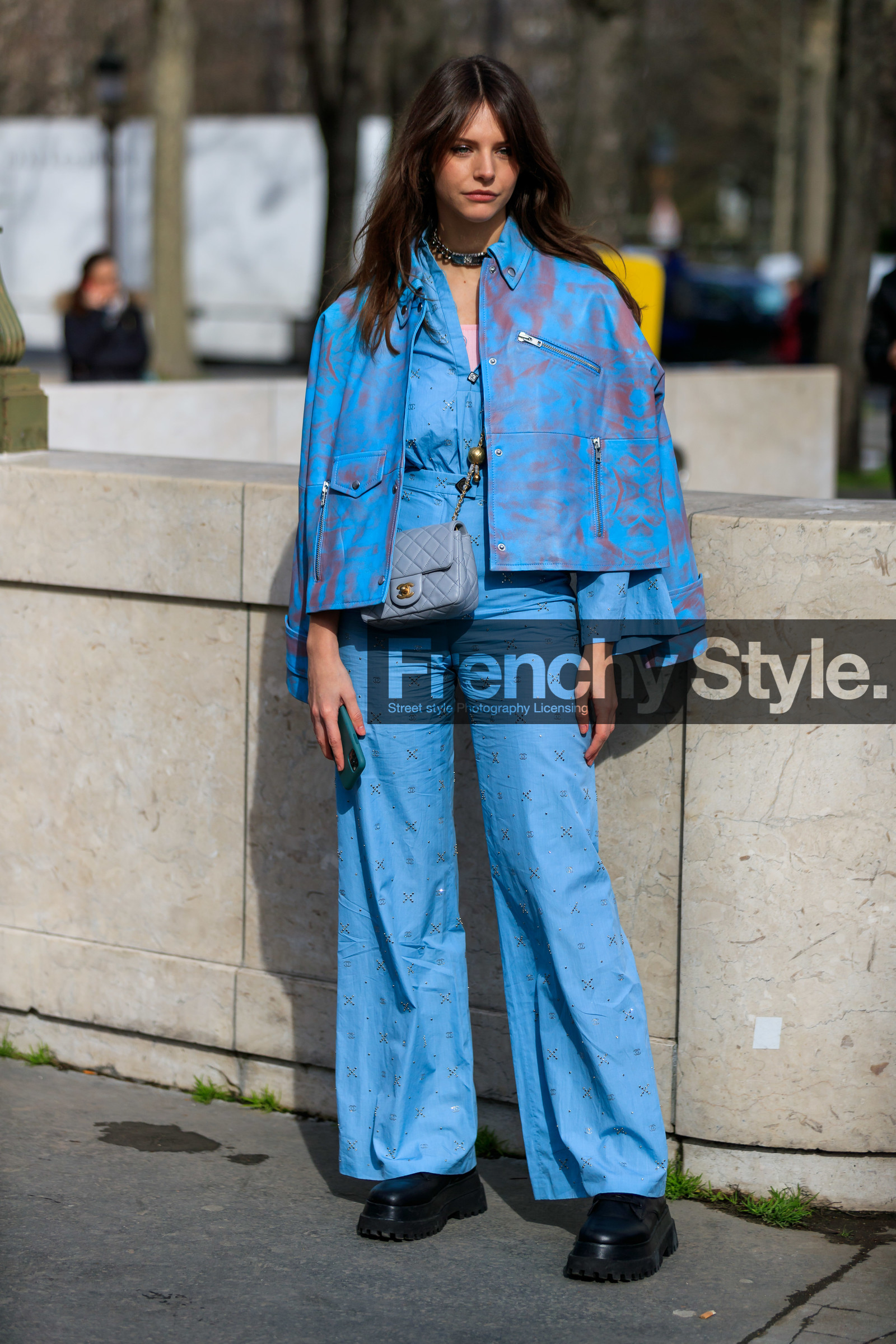light blue leather jacket, light blue leather perfetco, light blue pants, light blue shirt, tie and dye jacket, tie and dye perfecto, strassed shirt, strassed pants, flare pants, logo printed pants, logo printed shirt, black leather boots, big sole boots, flat boots, light grey leather bag, crossbody bag, quilted bag, chanel bag, chanel shirt, chanel pants, chanel necklace, silvered choker, silvered necklace, big chain necklace, silvered shirt, silvered pants, fashion week, frenchystyle, FW, jonathan paciullo, street style, PFW, PARIS, vertical, full length