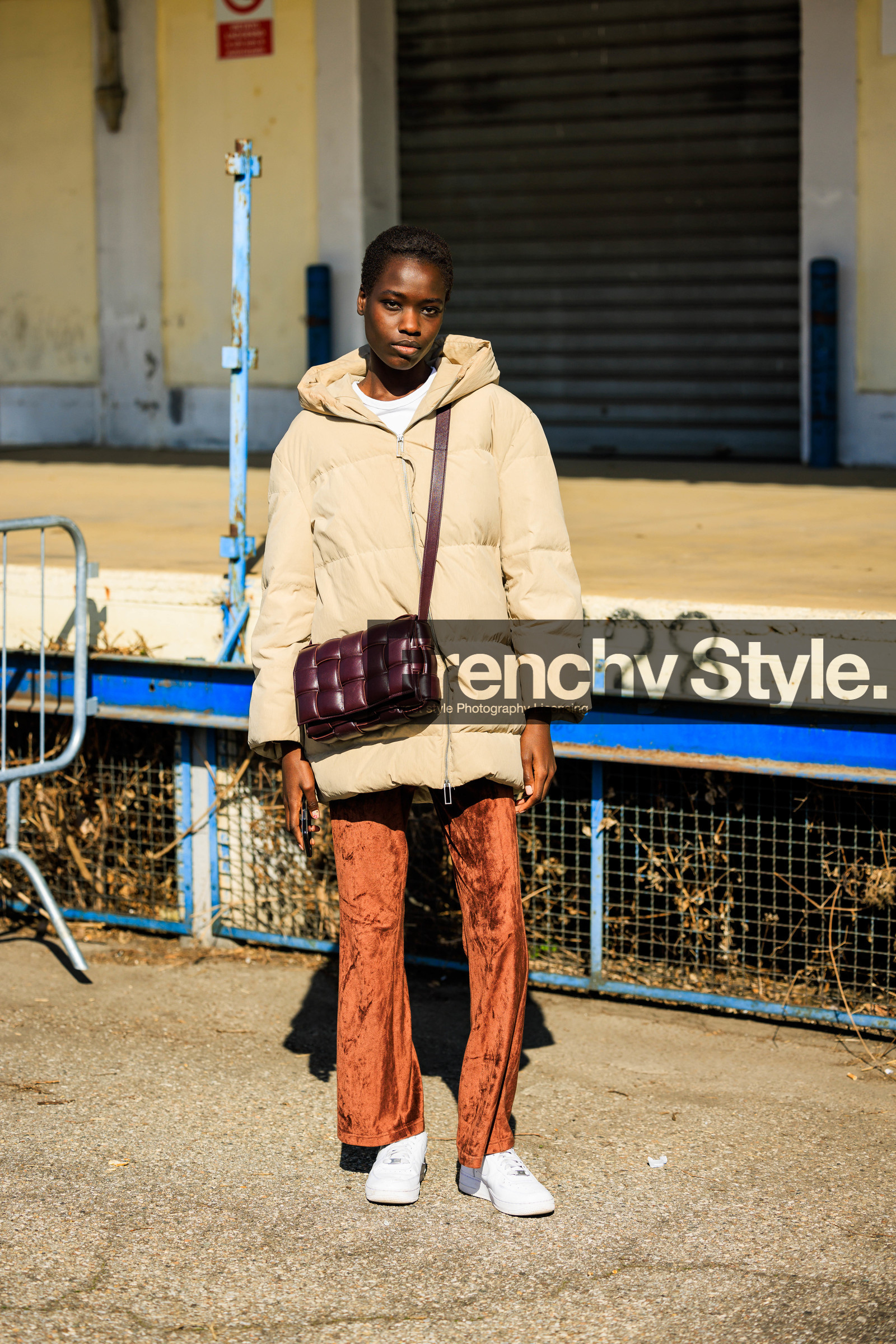 bottega veneta bag, burgundy bag, puffed jacket, winter jacket, orange pants, velvet trousers, white sneakers, crossbody bag, winter jacket, model, fashion week, frenchystyle, FW, jonathan paciullo, street style, vertical, full length