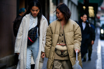 fur boots, white coat, white shirt, light blue jeans, gucci bag, crossbody bag, monogrammed bag, navy blue bag, velvet bag, fur bag, fur belt, beige bag, beige belt, monogrammed belt, louis vuitton bag, louis vuitton belt, belt bag, beige coat, down jacket, beige jacket, beige pants, fashion week, frenchystyle, FW, jonathan paciullo, street style, AUTUMN WINTER 2020-2021, FALL WINTER 2020-2021, FW 20-21, horizontal, atmosphere details, detail, NYFW, NEW YORK