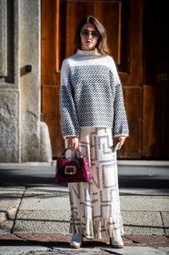 white pullover, white skirt, printed skirt, geometrical printed skirt, silk skirt, burgundy leather bag, quilted bag, hand bag, turtleneck pullover, polka dots pullover, embroidered pullover, geometrical printed pullover, square shape glasses, metalic frame sunglasses, blue sunglasses, smoked sunglasses, white leather boots, long skirt, pleated skirt, maison scotch skirt, white total look, black and white total look, silk pants, printed pants, geometrical printed pants, pleated pants, white pants, sarah lou falk, street style, jonathan paciullo, FW, frenchystyle, fashion week, MFW, MILAN, SPRING SUMMER 2021, SS 21, vertical, full length