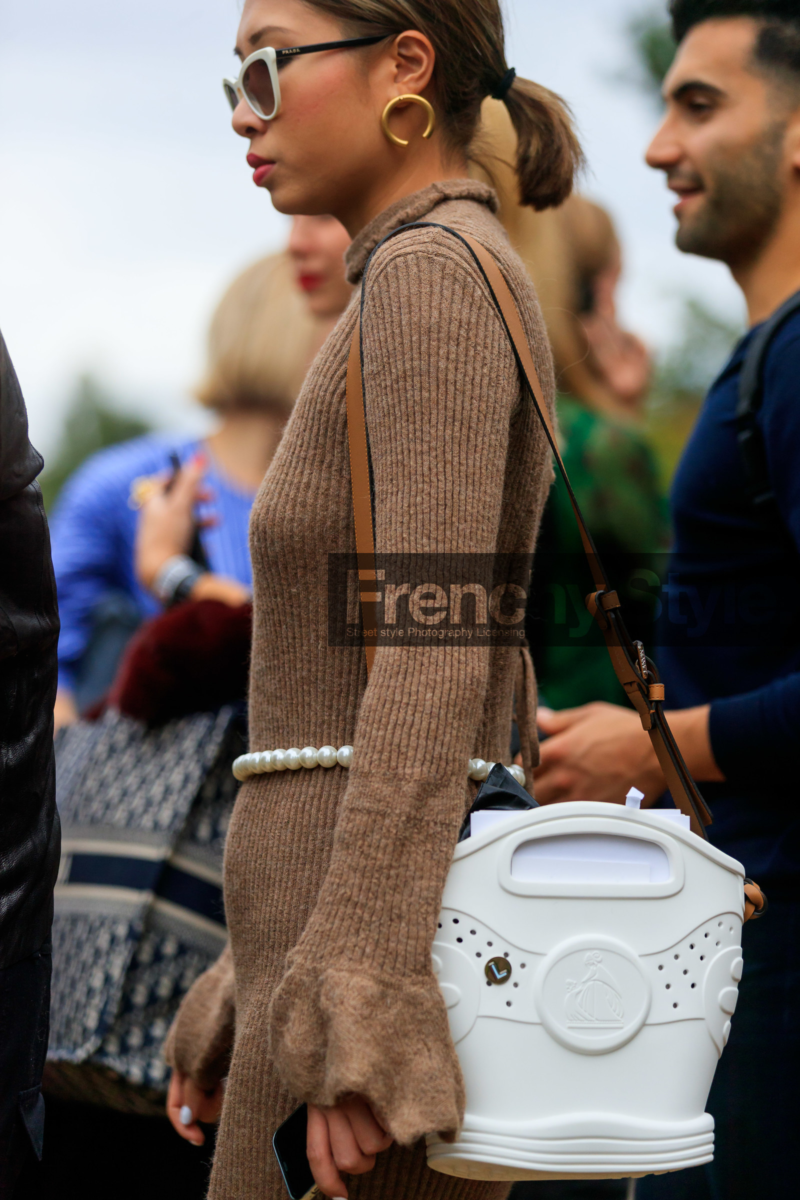 camel dress, knit dress, knitwear, long sleeves dress, tight dress, ruffle sleeves, ruffle dress, belted dress, pearl belt, lanivn bag, white bag, plastic bag, shoulder bag, close up detail, fashion week, frenchystyle, FW, jonathan paciullo, street style, SPRING SUMMER 2020, SS 20, PFW, PARIS, vertical, atmosphere details, detail