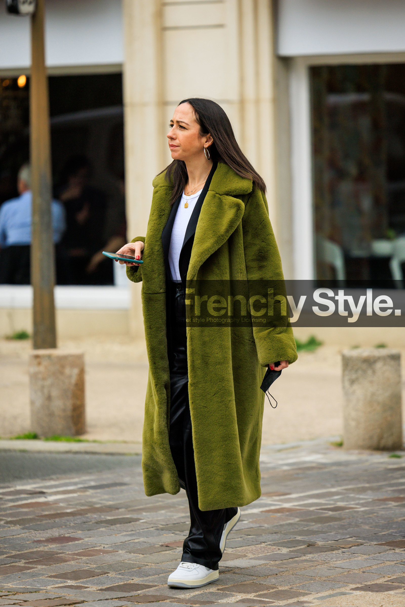 green coat, furry coat, white tshirt, satin trousers, white sneakers, street style, jonathan paciullo, FW, frenchystyle, fashion week, AUTUMN WINTER 2022-2023, FALL WINTER 2022_2023, FW 22-23, PFW, PARIS, full length, vertical, black pants