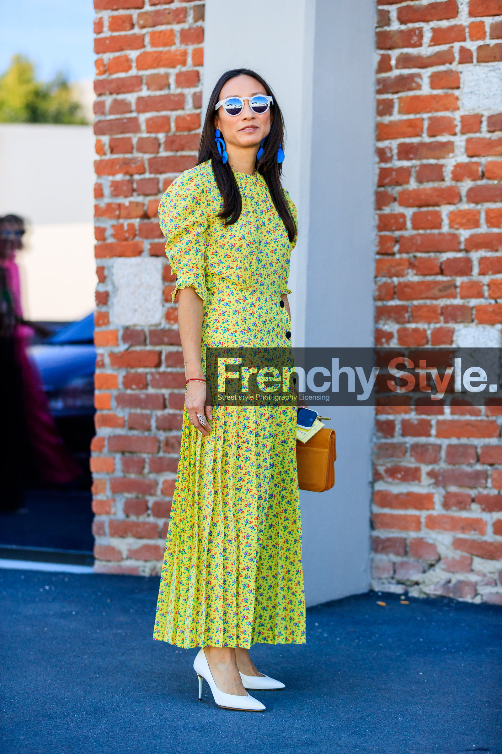 brown bag, earrings, fashion week, floral, flowers, frenchystyle, full length, FW, graphic dress, high heels, jonathan paciullo, leather bag, leather shoes, MFW, MILAN, printed dress, SPRING SUMMER 2018, SS 18, street style, sunglasses, vertical, white shoes, yellow dress