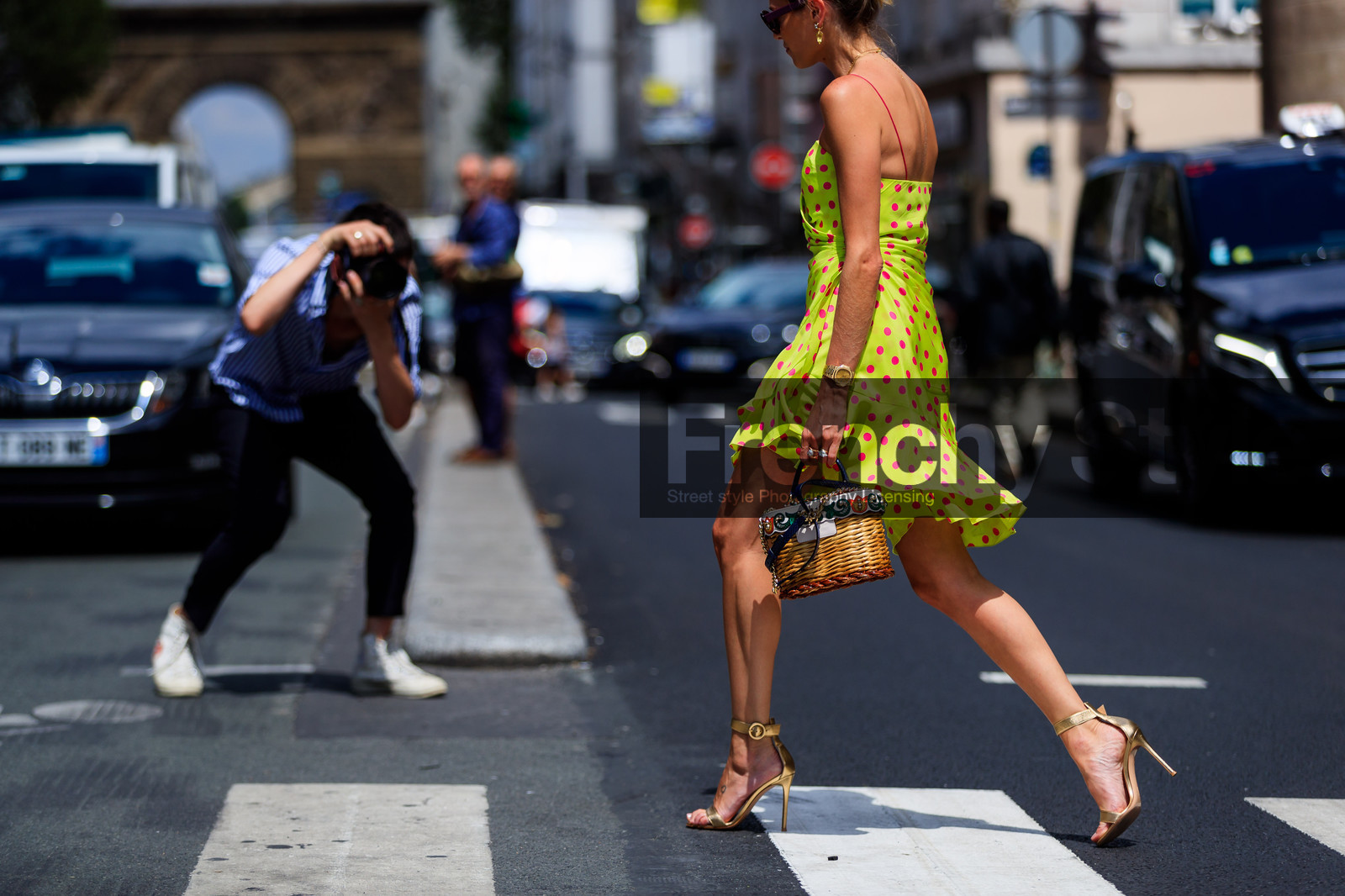 basket, dolce & gabbana, golden sandals, graphic bag, graphic dress, high heels, leather bag, leather shoes, polka dot, printed bag, printed dress, ruffles, sunglasses, yellow dress, PFW, fashion week, frenchystyle, FW, jonathan paciullo, street style, PARIS, horizontal, atmosphere details, detail, AUTUMN WINTER 2018-2019, FALL WINTER 2018-2019, FW 18-19, helena bordon