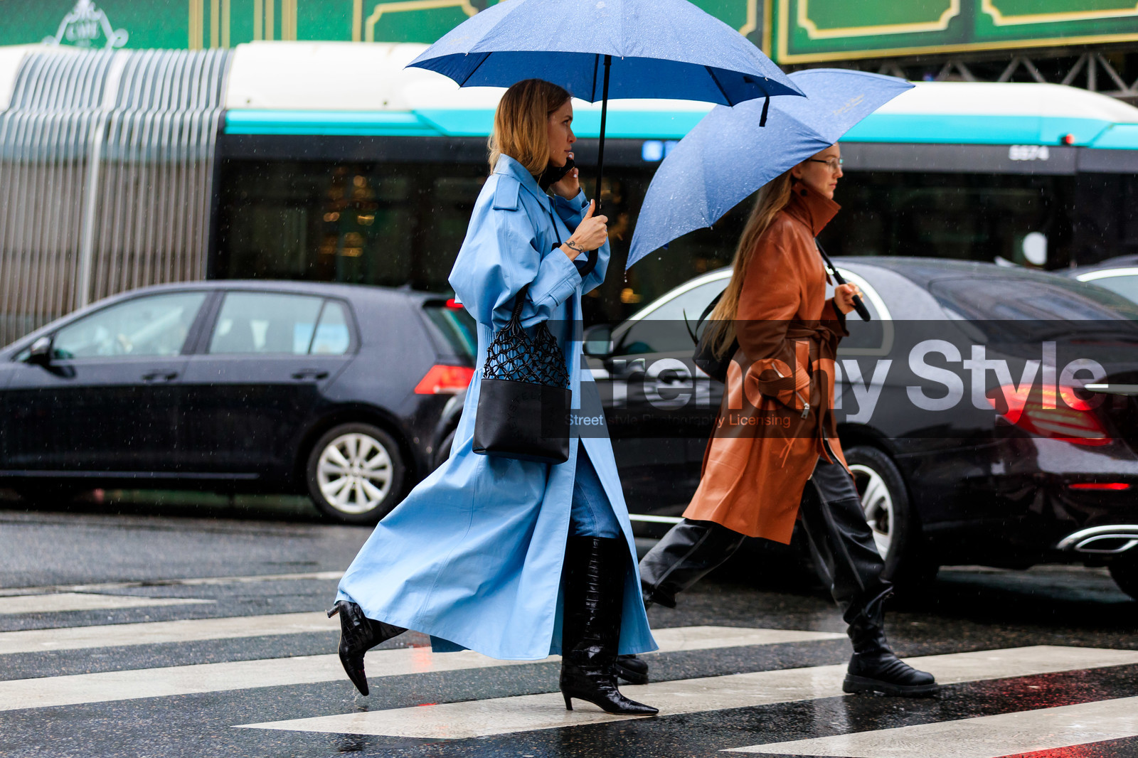 light blue leather jacket, long jacket, black leather bag, fishnet bag, plaited bag, hand bag, shopping bag, black leather boots, animal skin boots, high boots, stella mccartney bag, stella mccartney jacket, fashion week, frenchystyle, FW, jonathan paciullo, street style, PFW, PARIS, horizontal, atmosphere details, full length