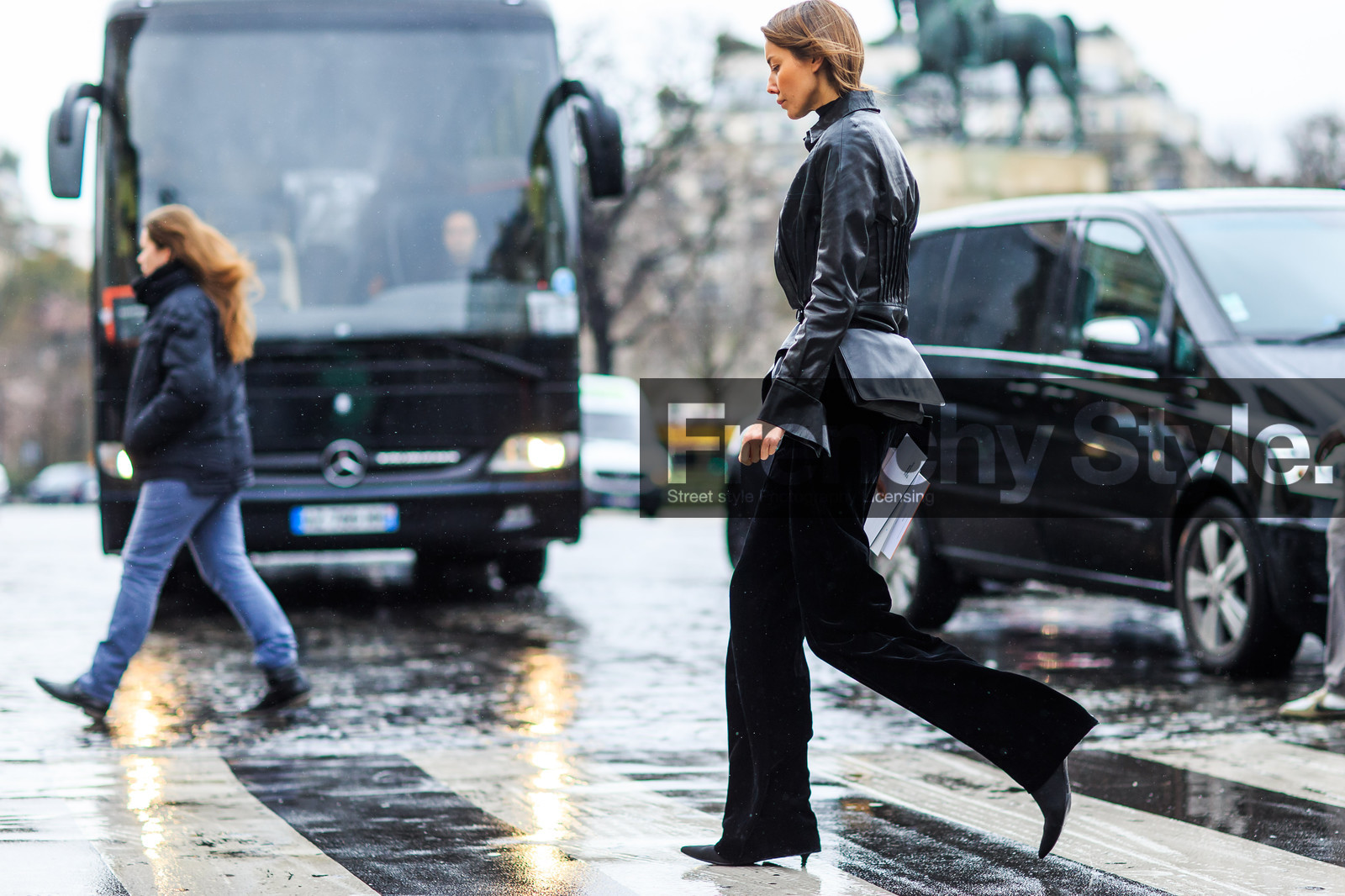atmosphere details, AUTUMN WINTER 2016-2017, AW 16-17, black jacket, black pants, black perfecto, FALL WINTER 2016-2017, fashion week, frenchystyle, full length, FW, FW 16-17, high heels, horizontal, jonathan paciullo, julie pelipas, leather jacket, leather perfecto, PARIS, PFW, street style, tone on tone, total look black, trousers, velvet