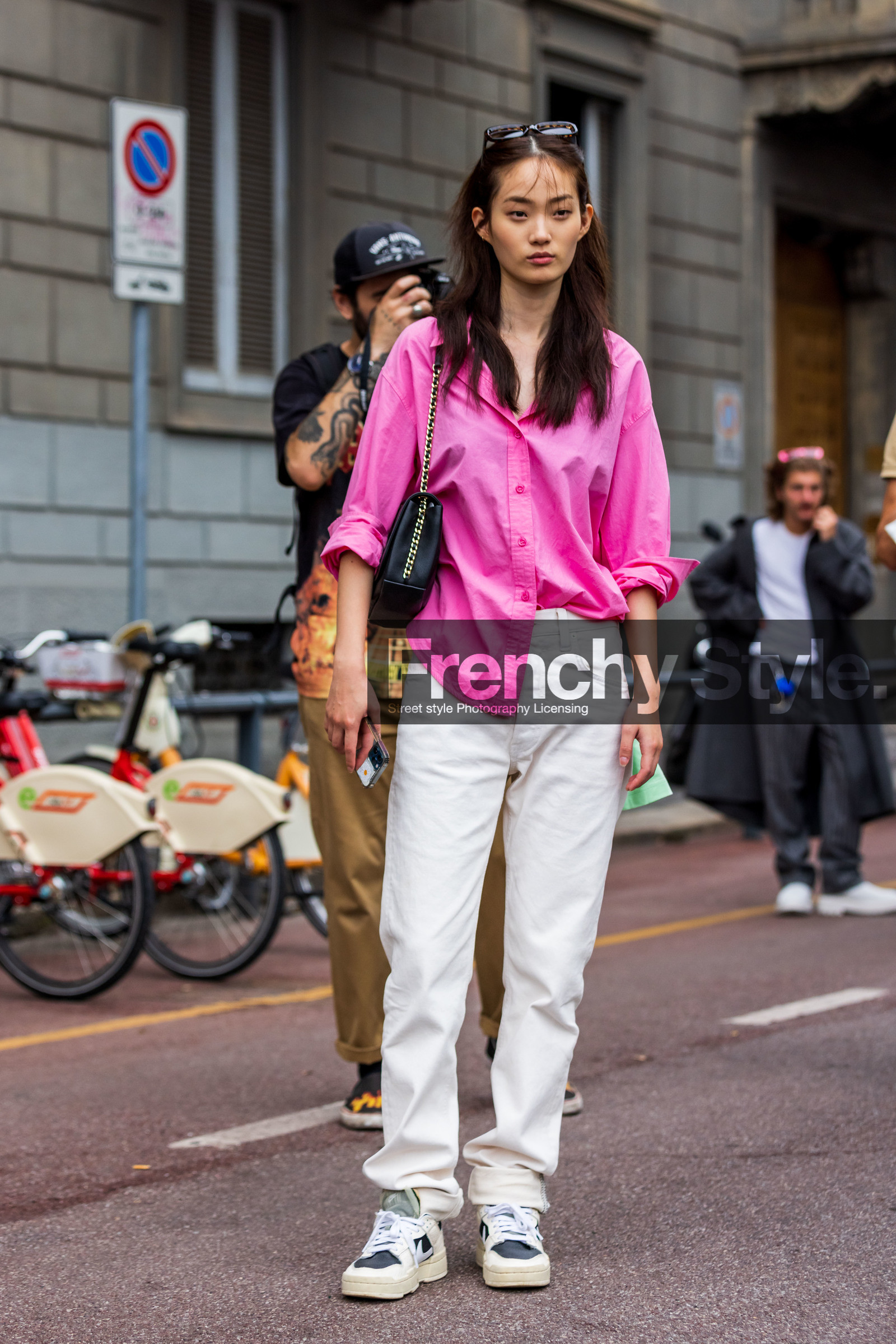 bag, black bag, chain bag, chanel bag, color, leather bag, pink shirt, shirt, sneakers, white denim, white jean, white sneakers, fluo pink, fashion week, frenchystyle, FW, jonathan paciullo, street style, SPRING SUMMER 2022, SS 22, MFW, MILAN, vertical, full length