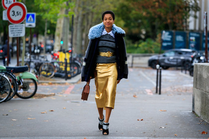 tamu mcpherson, miu miu shoes, miu miu coat, miu miu pullover, miu miu skirt, miu miu belt, miu miu look, fur collar coat, blue coat, navy blue coat, grey pullover, big collar, jacquard pullover, golden skirt, mid long skirt, golden belt, strassed belt, belted pullover, silvered shoes, strassed shoes, black suede shoes, open toe shoes, striped pullover, PARIS, PFW, SPRING SUMMER 2020, SS 20, fashion week, frenchystyle, FW, jonathan paciullo, street style, horizontal, atmosphere details, full length